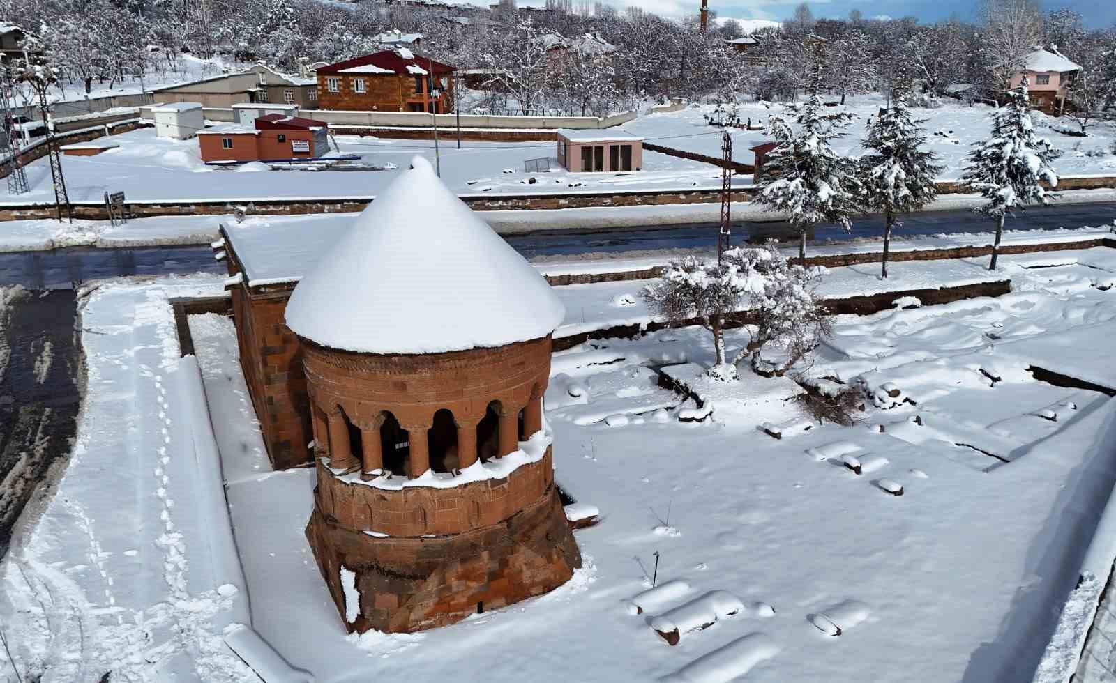 Ahlat’ta tarih beyaza büründü
