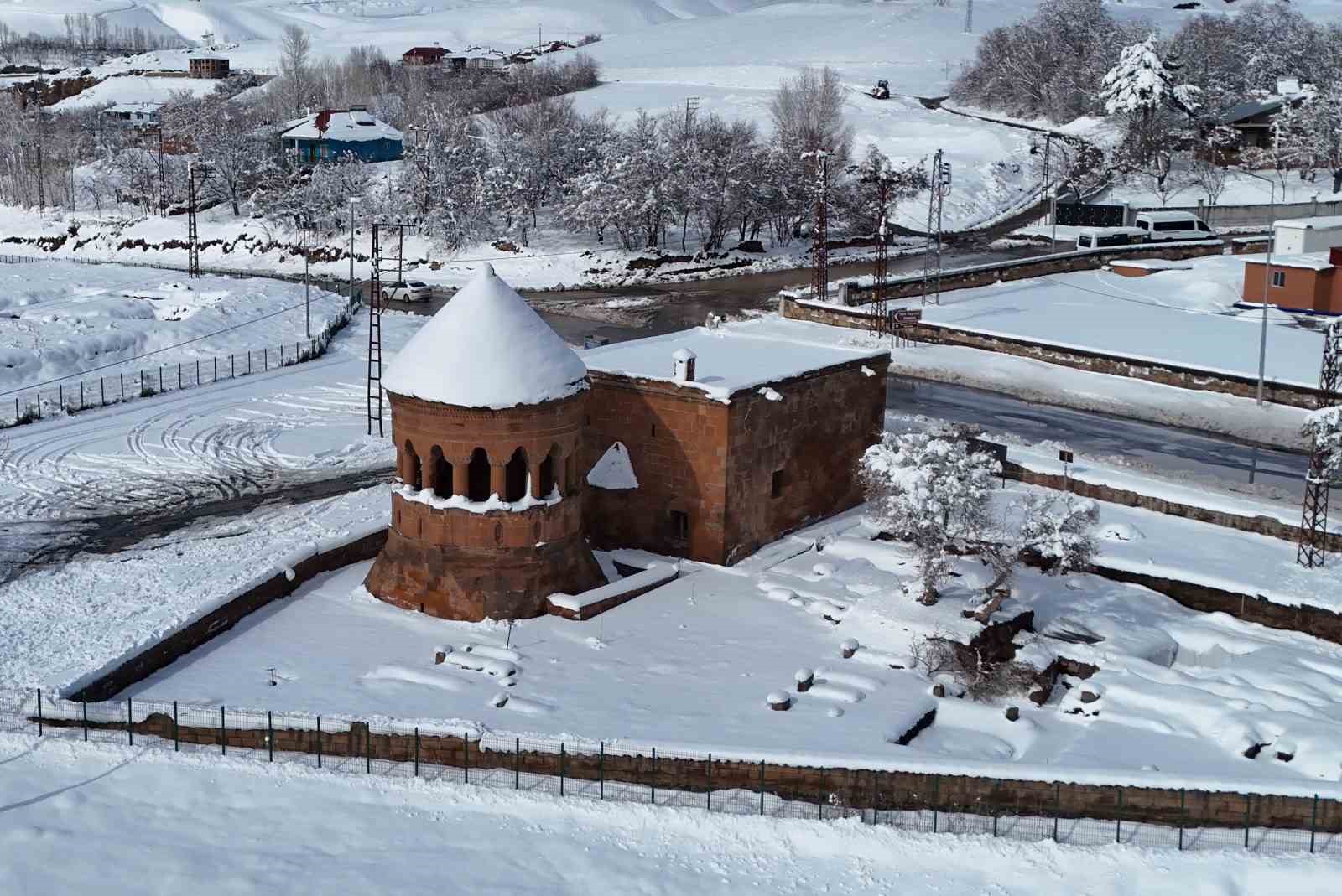 Ahlat’ta tarih beyaza büründü
