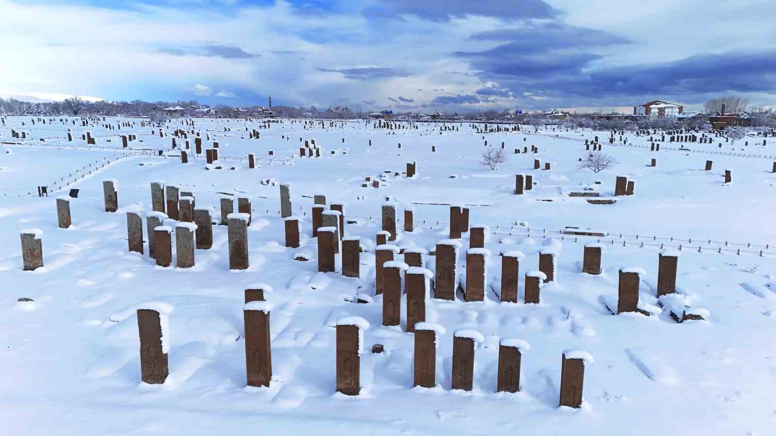 Ahlat’ta tarih beyaza büründü
