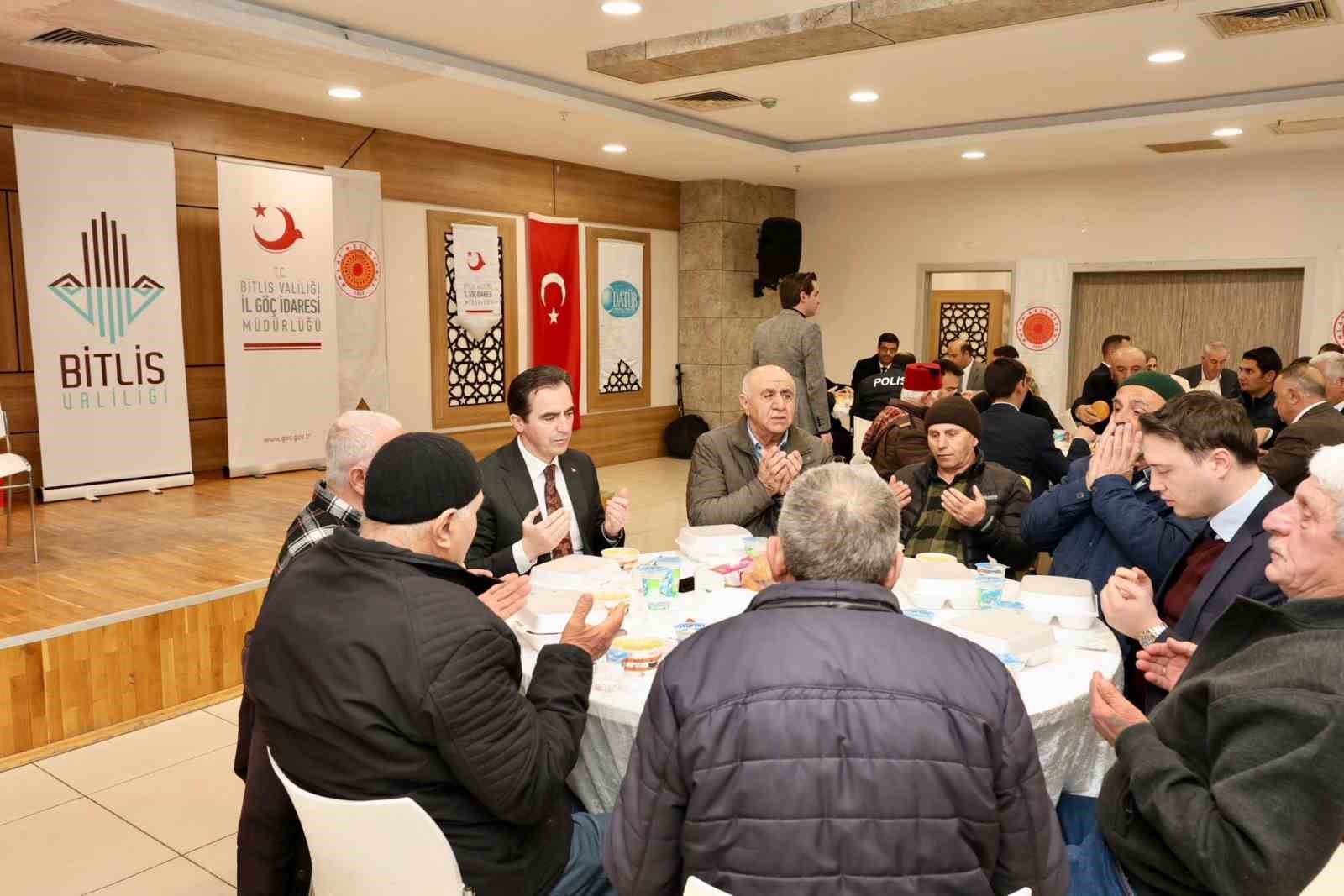 Ahlat’taki Ahıska Türkleri iftar sofrasında bir araya geldi
