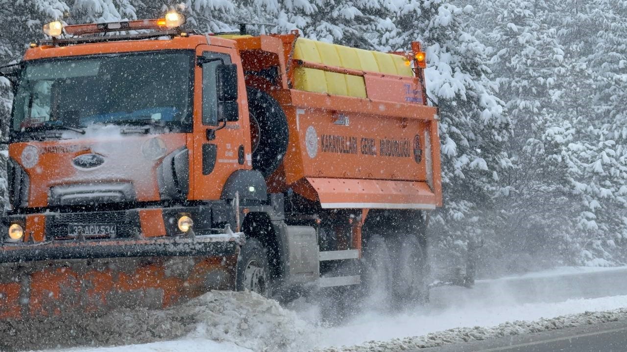 Ahmetusta geçidi’nde kar mesaisi: Ekipler seferber oldu
