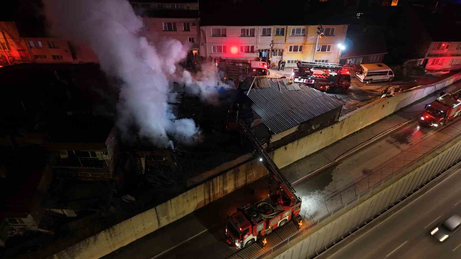 Ahşap dolu depoda çıkan yangın kontrol altına alındı
