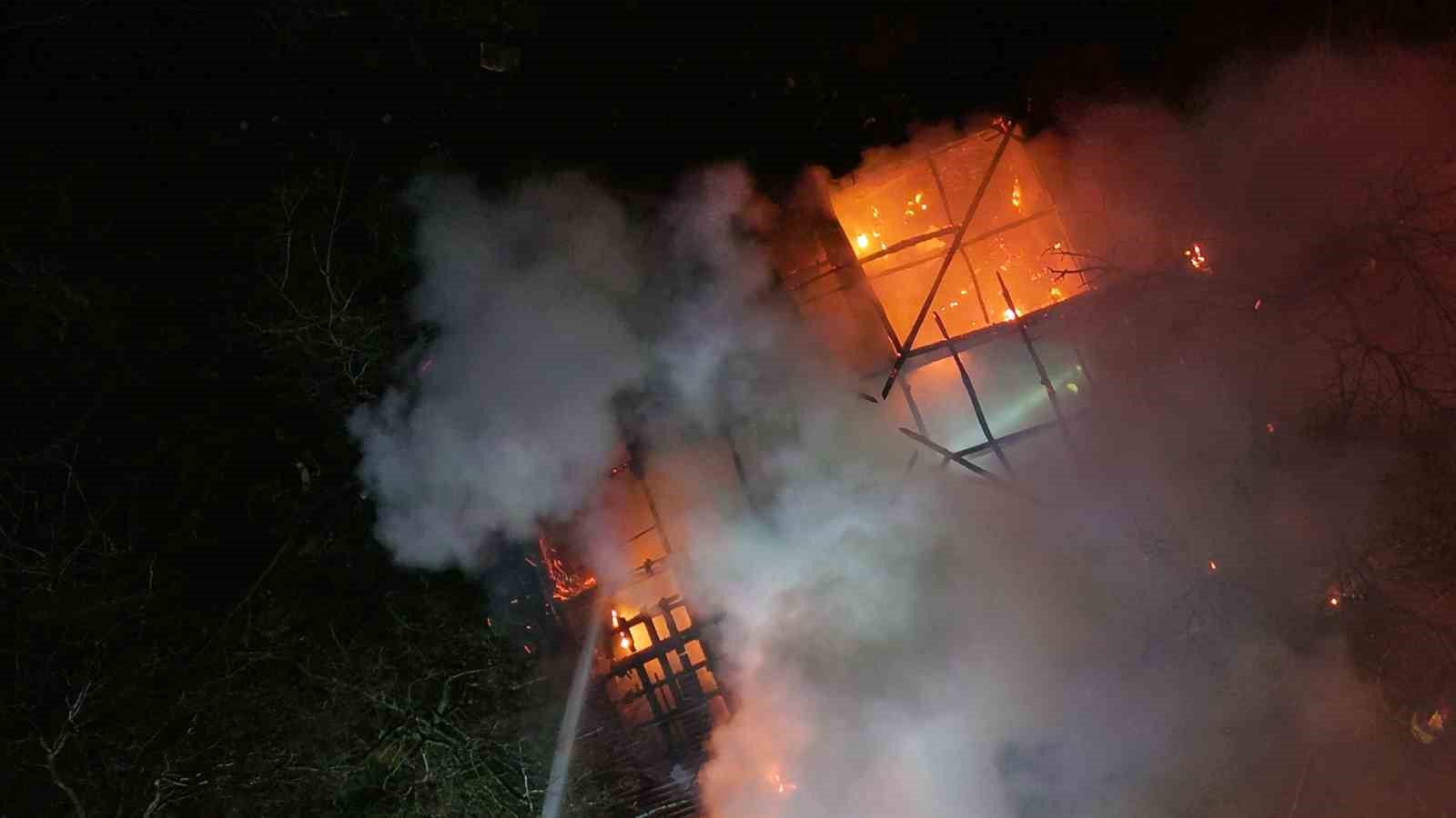 Ahşap evdeki yangında hayatını kaybeden bedensel engelli kişi toprağa verildi
