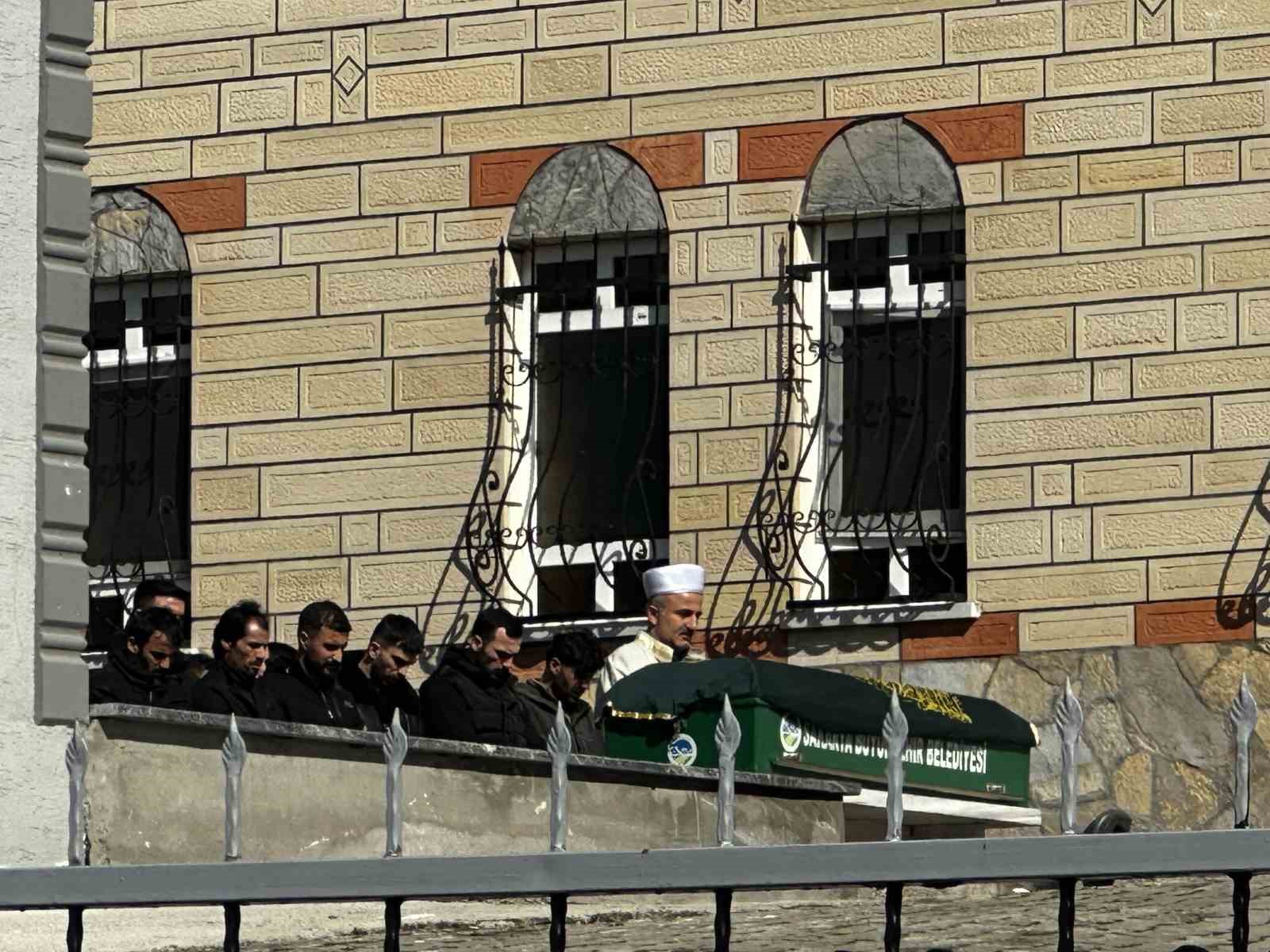 Aile cinayetinde kardeş toprağa verildi, abi tutuklandı
Aile cinayetinde kardeş toprağa verildi, abi tutuklandı