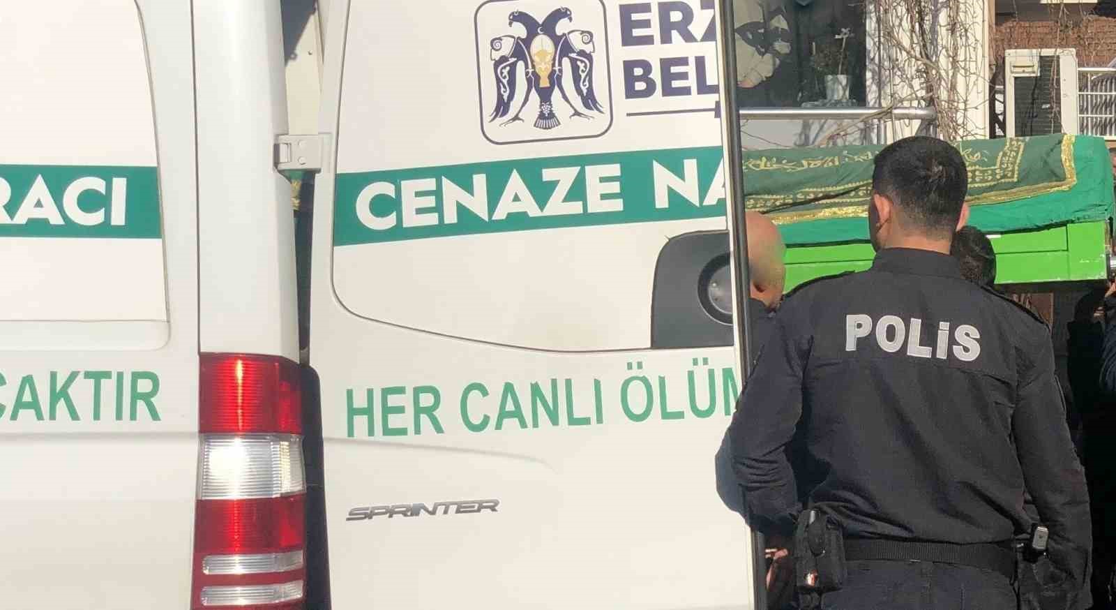 Aile faciasında hayatını kaybeden anne ve oğul Kemah’ta toprağa verilecek
