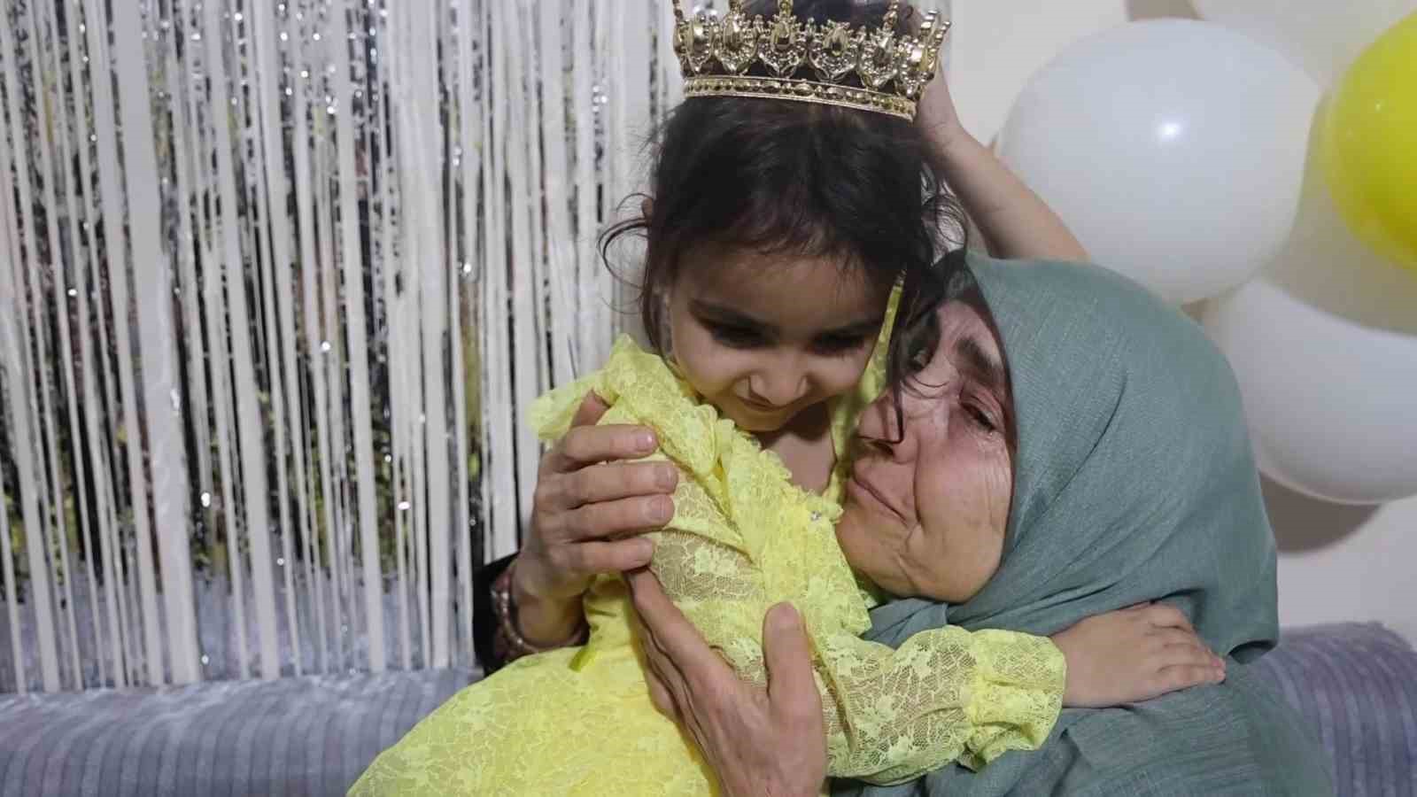 Aile fotoğrafından geriye tek kalan Alye’nin doğum gününde babaannesi gözyaşlarına boğuldu
