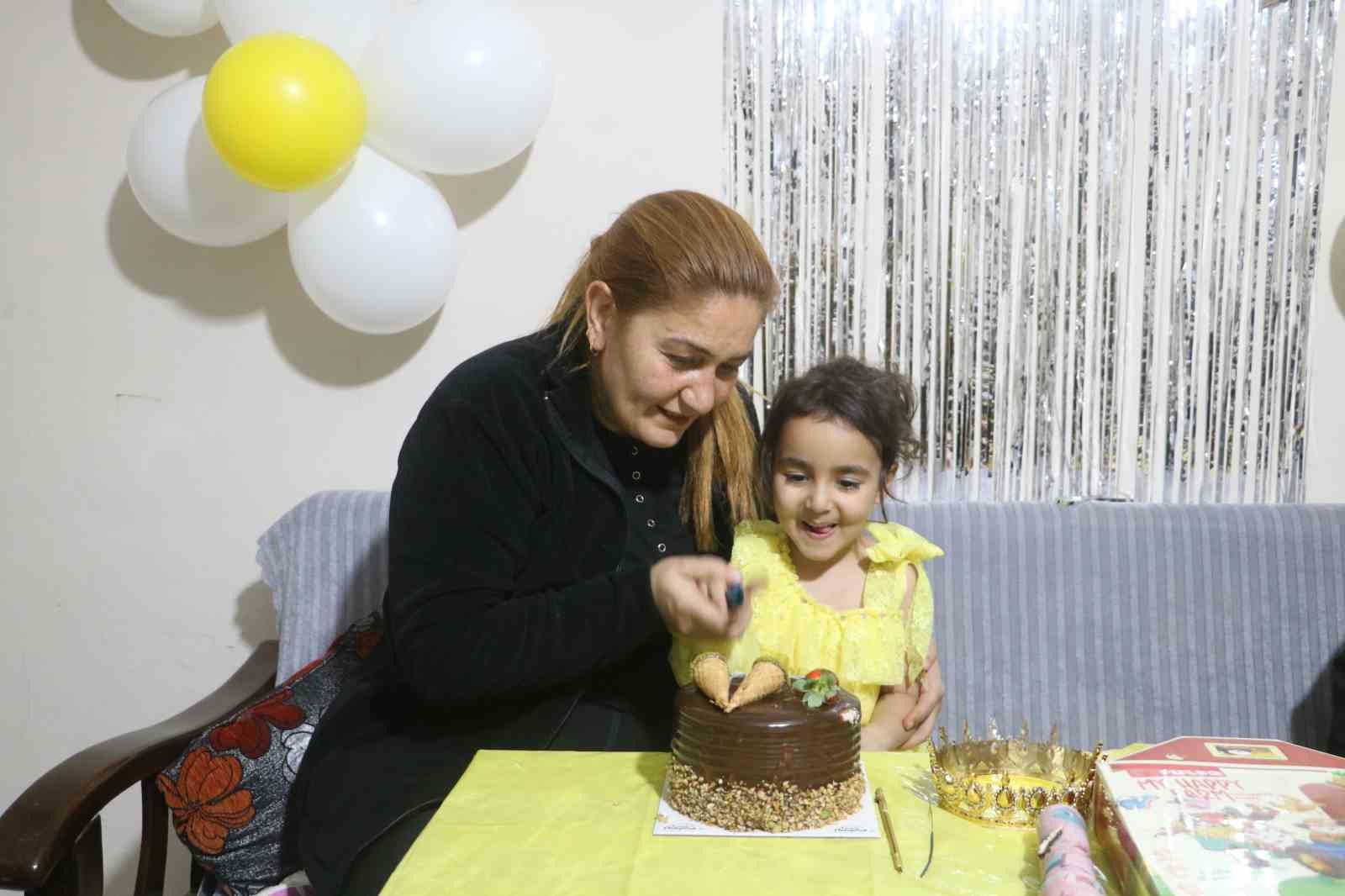 Aile fotoğrafından geriye tek kalan Alye’nin doğum gününde babaannesi gözyaşlarına boğuldu
