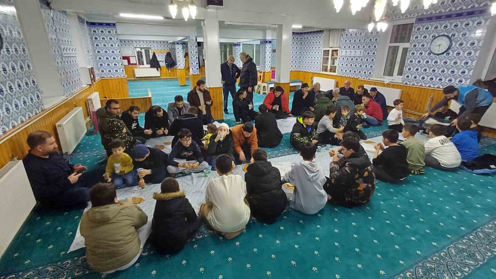 ’Ailece Camide Buluşuruz’ etkinliği düzenlendi
’Ailece Camide Buluşuruz’ etkinliği düzenlendi