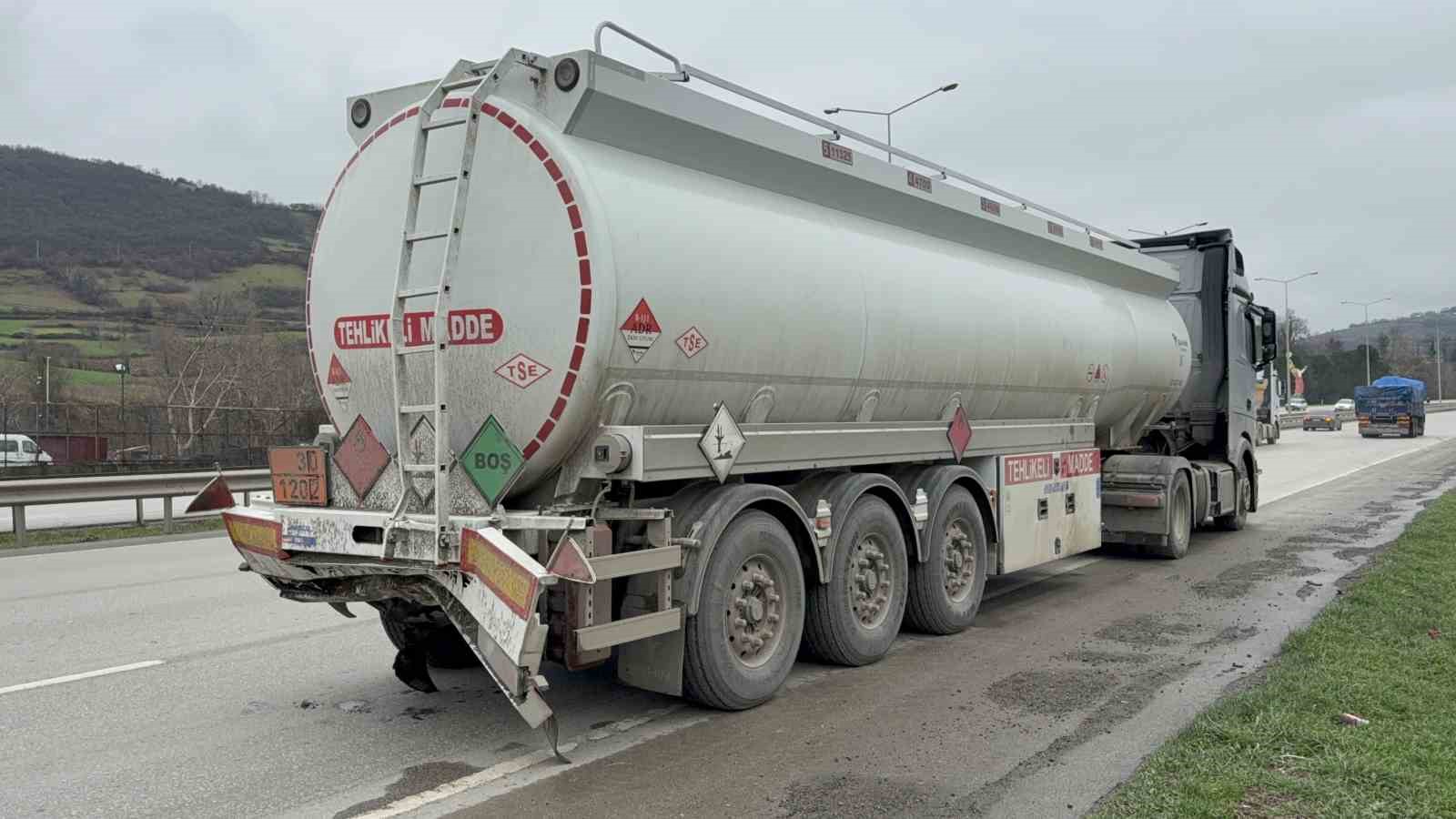 Ailesine veda mesajı atan 19 yaşındaki sürücü tankerle çarpışarak hayatını kaybetti
