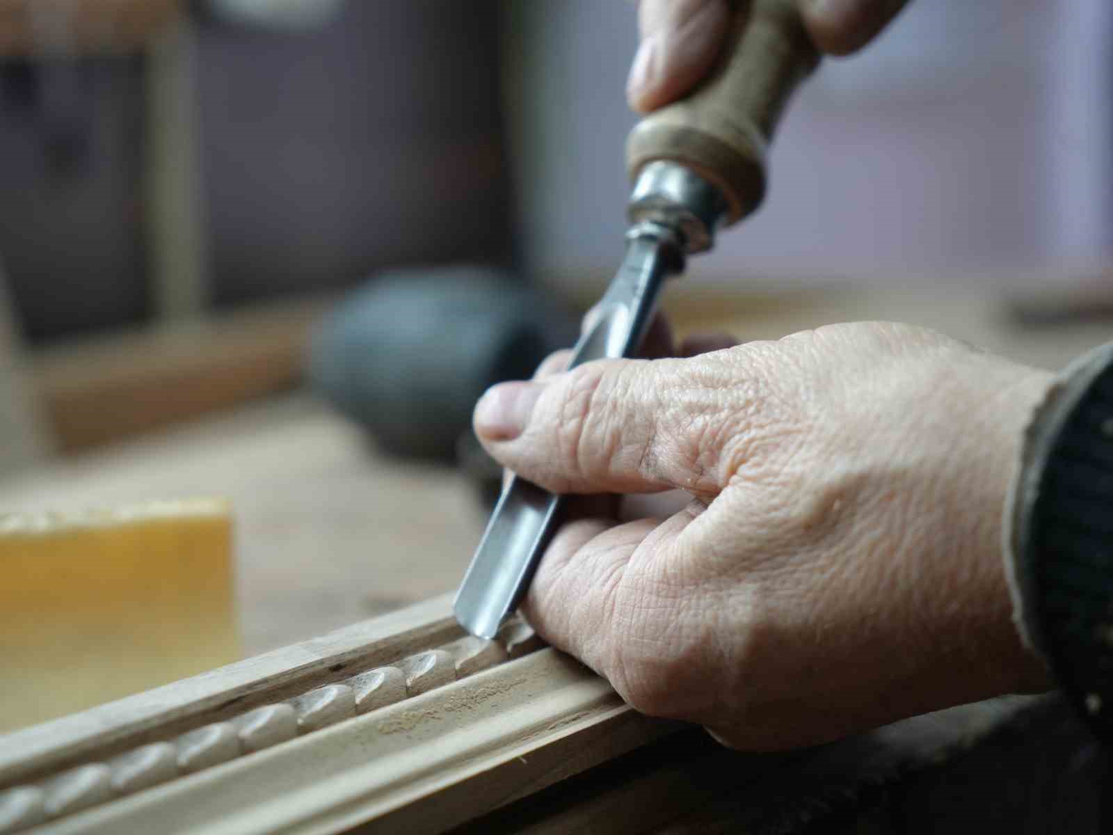 Ailesinin asırlık sanatını evinin kilerinde yaşatıyor: Ayetleri ahşaba ilmek ilmek işliyor
