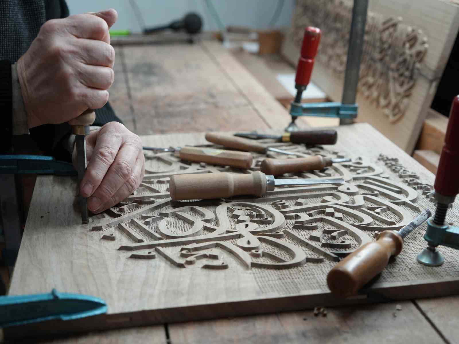 Ailesinin asırlık sanatını evinin kilerinde yaşatıyor: Ayetleri ahşaba ilmek ilmek işliyor
