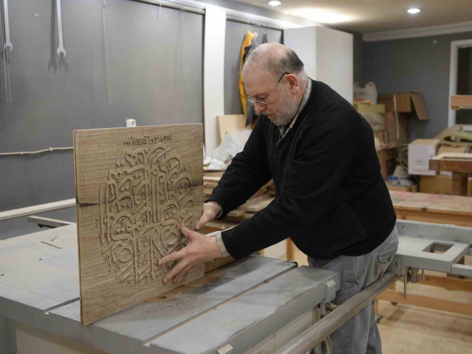 Ailesinin asırlık sanatını evinin kilerinde yaşatıyor: Ayetleri ahşaba ilmek ilmek işliyor
