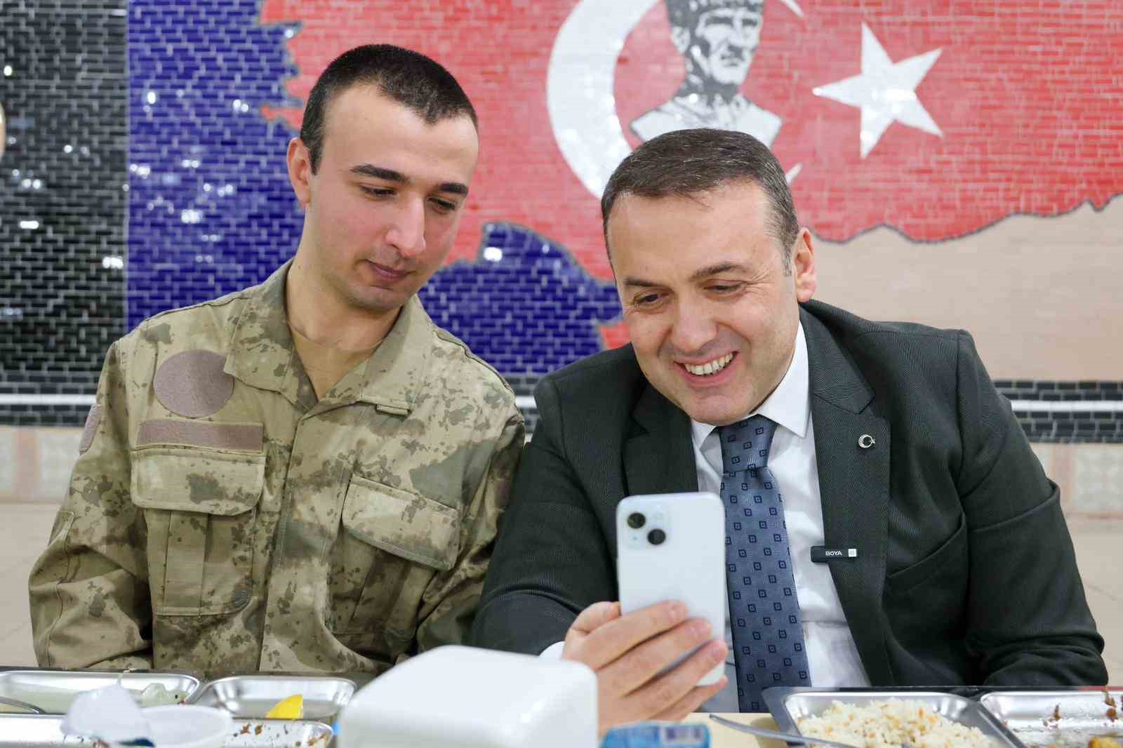 Ailesiyle görüntülü konuşan Mehmetçik duygu dolu anlar yaşadı
