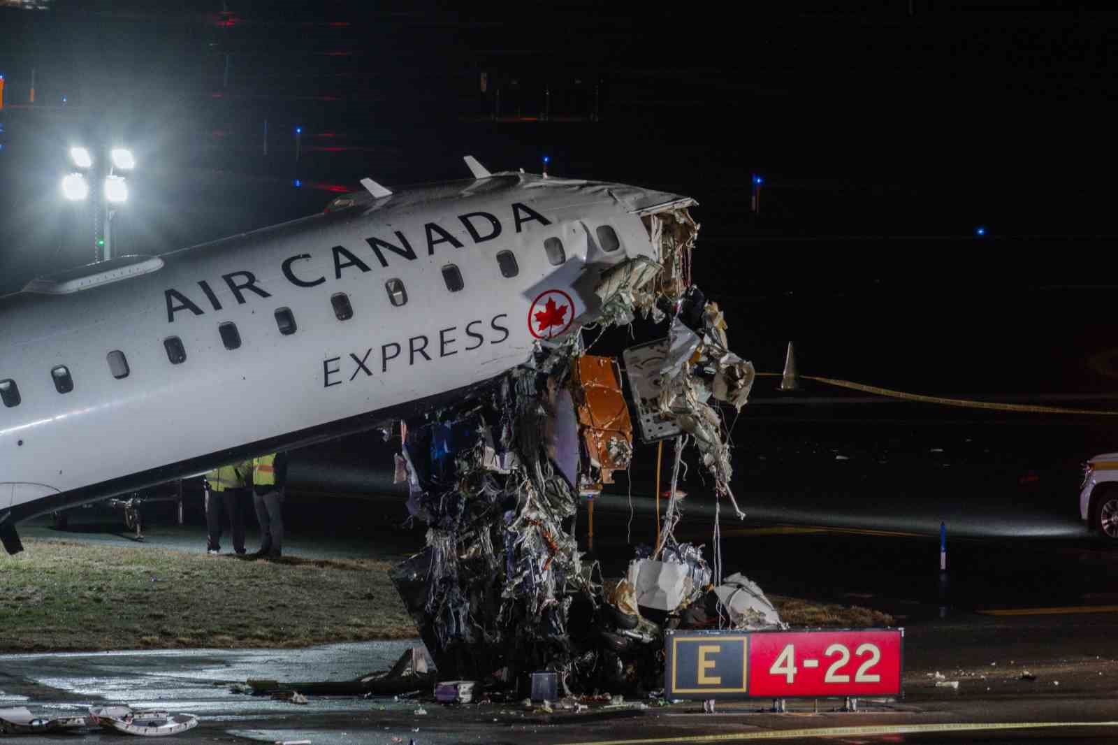 Air Canada Express’e ait jet, iniş sırasında hizmet aracıyla çarpıştı: 2 ölü
