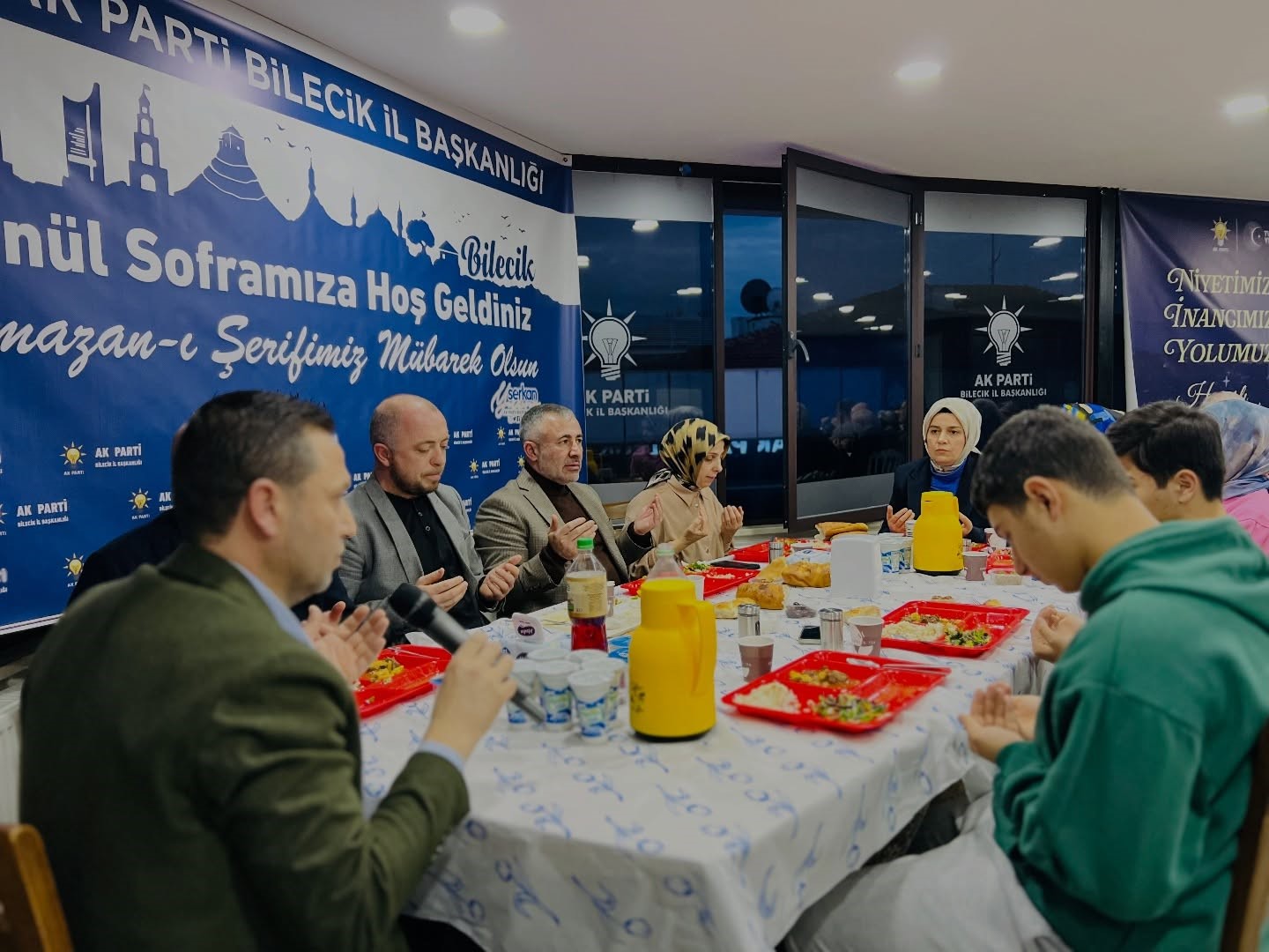 AK Parti Bilecik il yönetimi aynı sofrada buluştu
