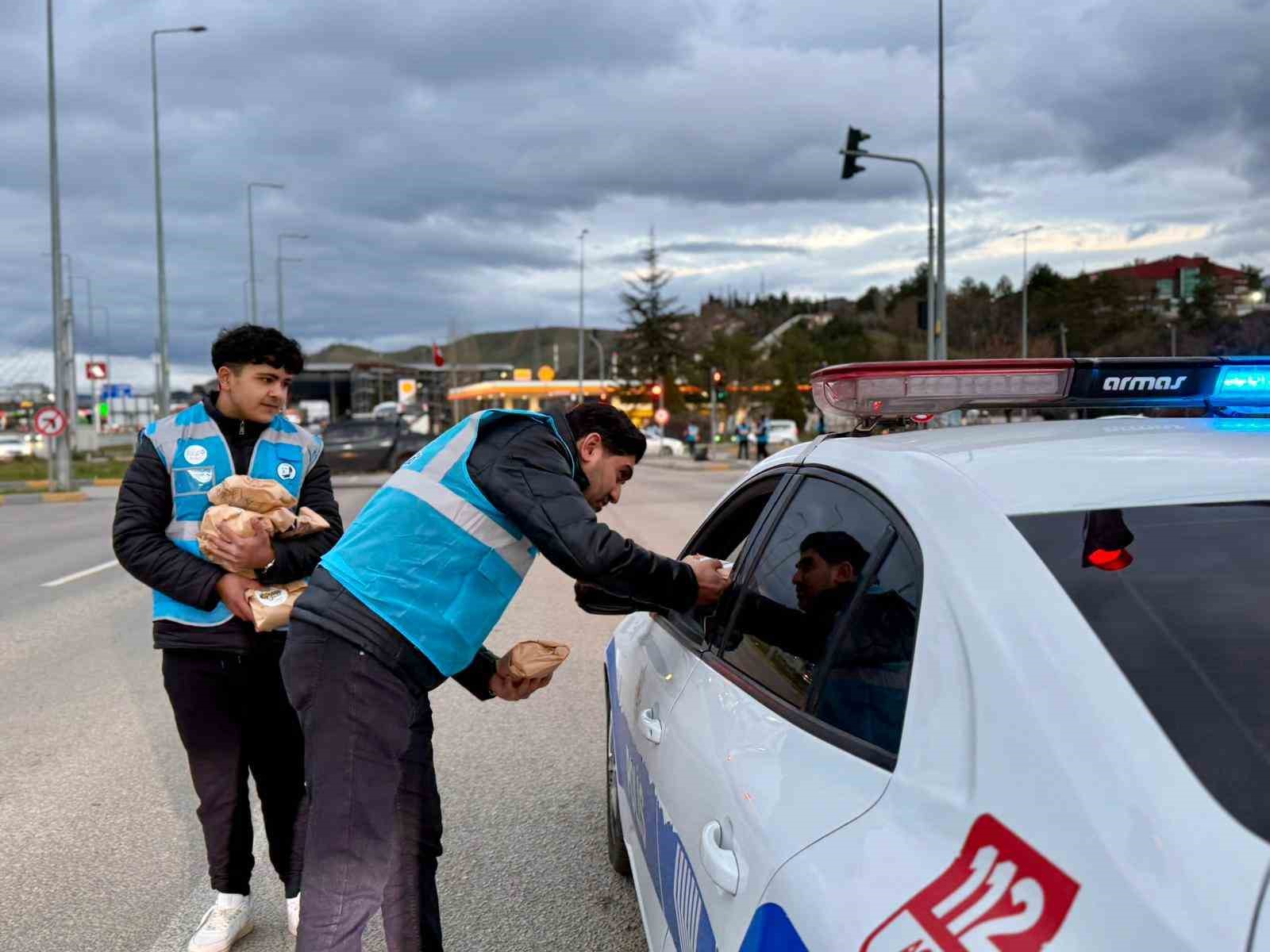 AK Parti Gençlik Kollarının "İftara 5 Kala" geleneği sürüyor
