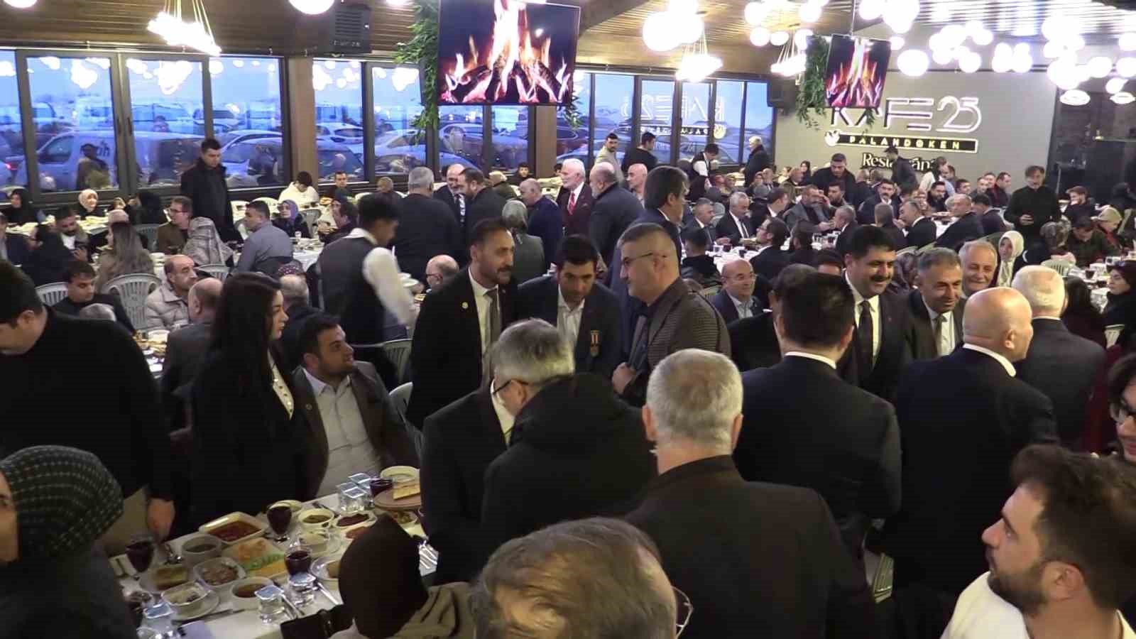 AK Parti Genel Başkanvekili Mustafa Elitaş, Erzurum’da şehit ve gazi aileleri ile iftar yemeğinde bir ayaya geldi
