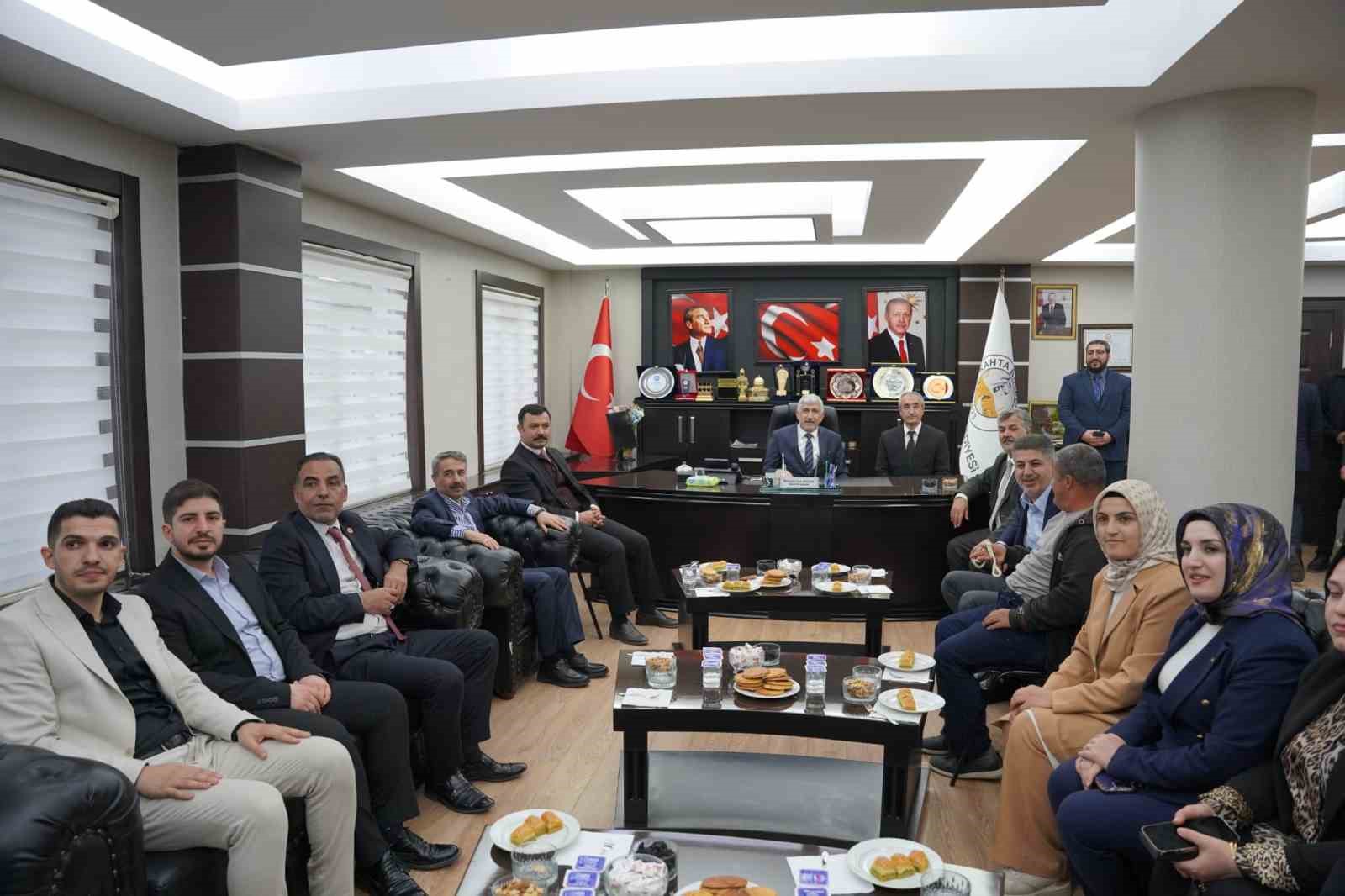 AK Parti heyeti Başkan Hallaç ile bir araya geldi
AK Parti heyeti Başkan Hallaç ile bir araya geldi