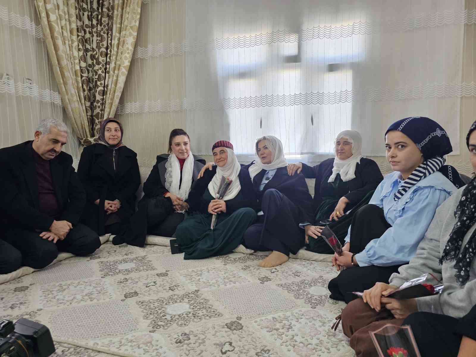 AK Parti heyeti Çınar’da Kadınlar Gününü kutladı
