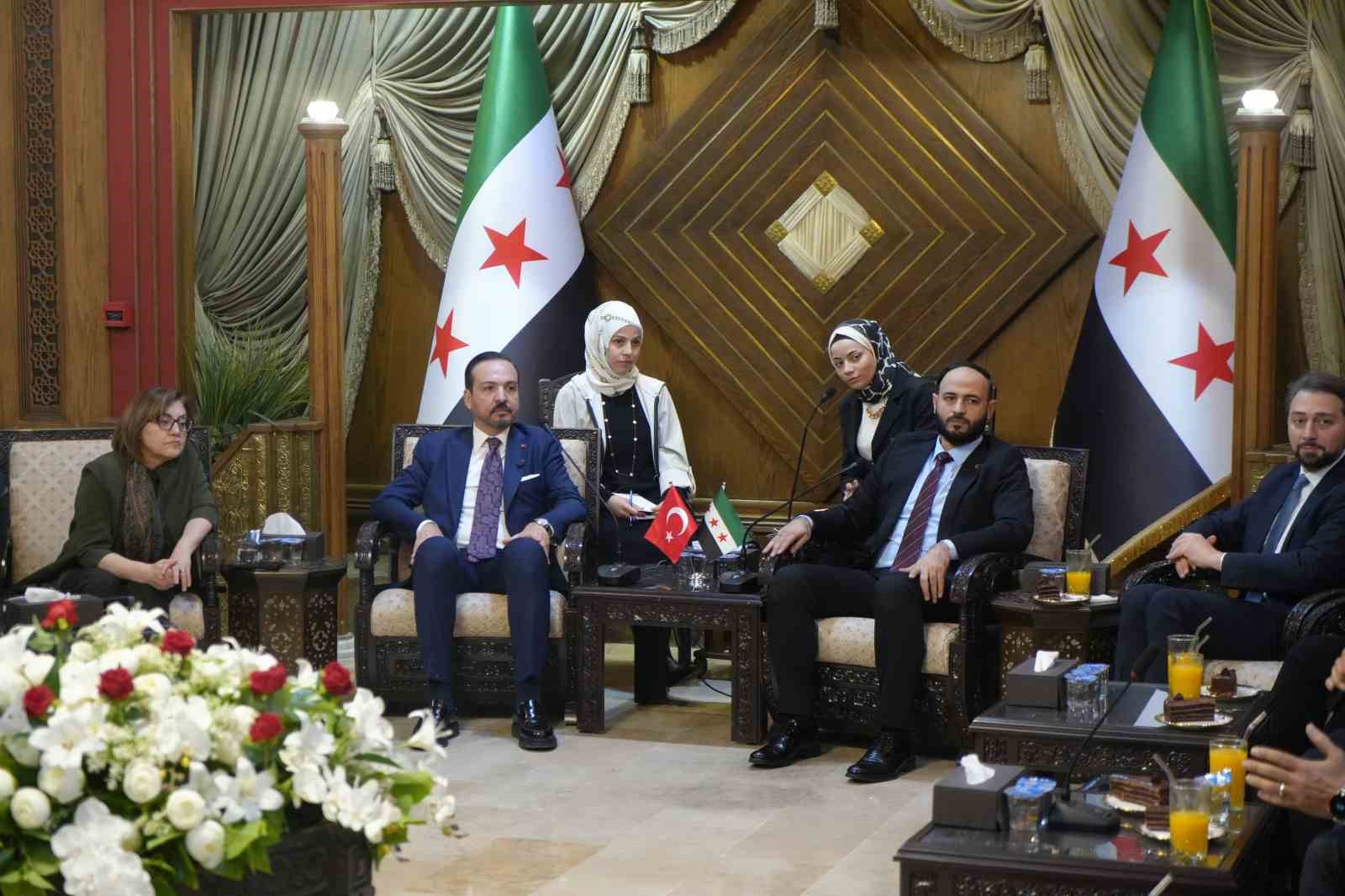 AK Parti heyetinden Halep’e çıkartma
