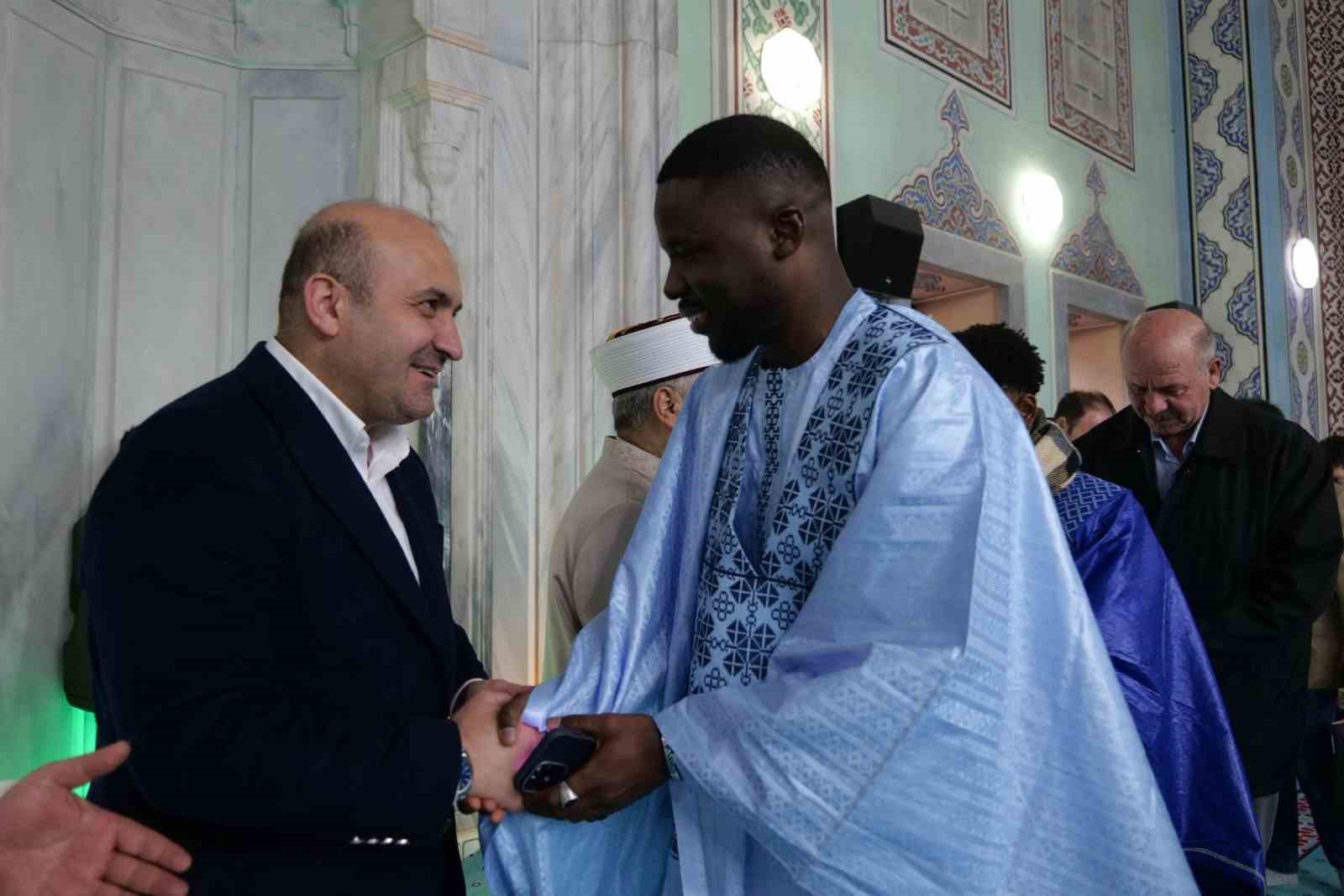 AK Parti İl Başkanı Gürhan Albayrak, Reşadiye Camii’nde vatandaşlarla bayramlaştı
