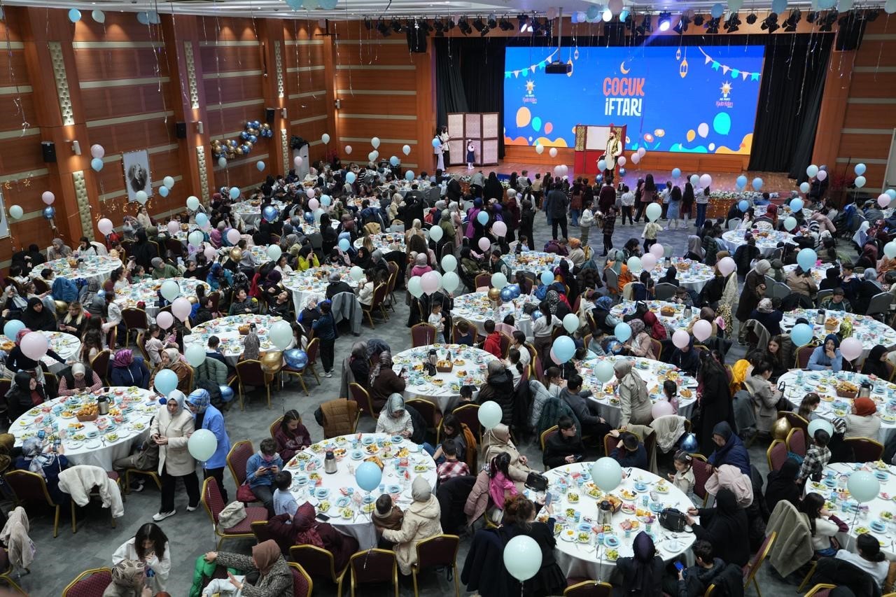 AK Parti İstanbul İl Başkanlığı’nda geleneksel çocuk iftarı düzenlendi
AK Parti İstanbul İl Başkanlığı’nda geleneksel çocuk iftarı düzenlendi