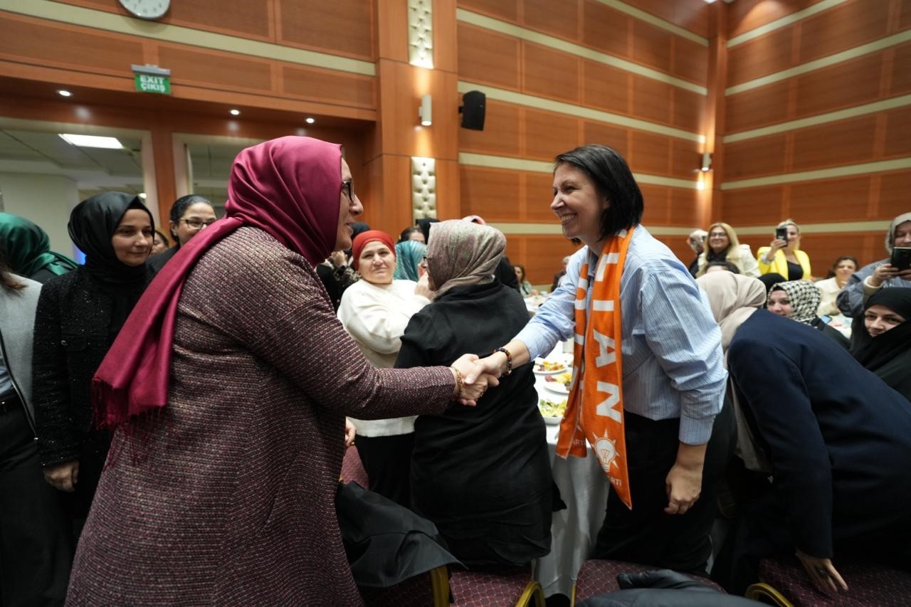 AK Parti İstanbul İl Kadın Kolları Başkanlığı tarafından kadın kolları mahalle başkanlarına yönelik iftar programı düzenlendi
