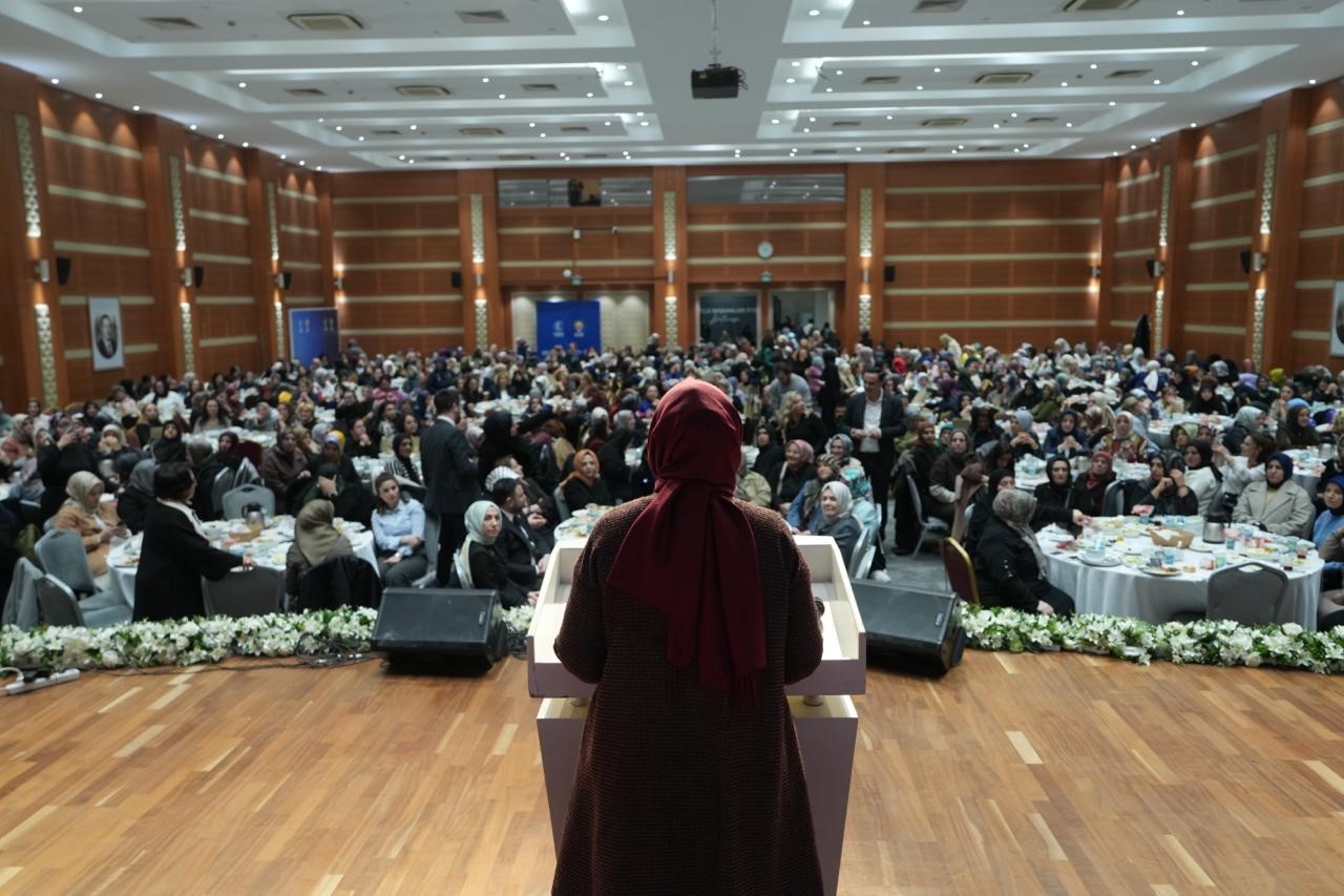 AK Parti İstanbul İl Kadın Kolları Başkanlığı tarafından kadın kolları mahalle başkanlarına yönelik iftar programı düzenlendi
