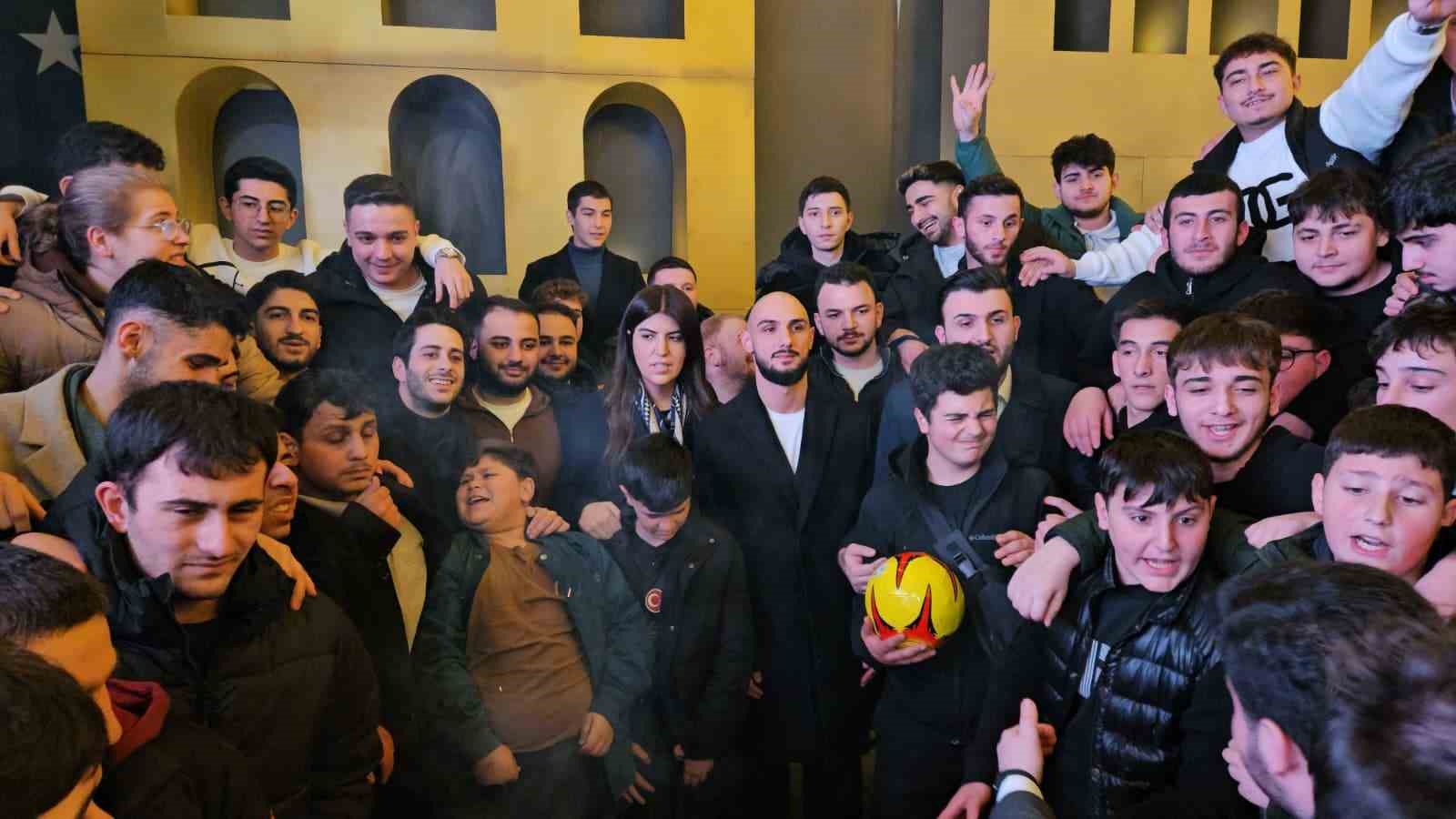 AK Parti İstanbul Milletvekili Derya Ayaydın’dan, gençlere milli futbolcuyla sürpriz ziyaret

