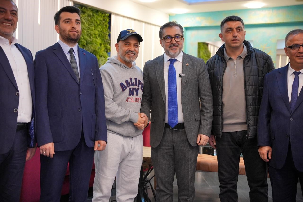 AK Parti İstanbul Milletvekilleri, cuma günleri sahaya inerek vatandaşlarla buluşuyor
