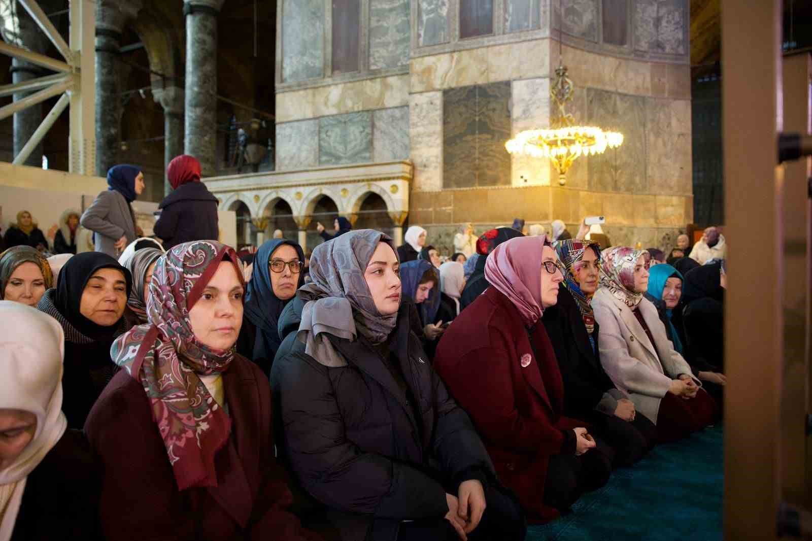 AK Parti Kadın Kolları’nın 300 bini aşkın hatminin duası Ayasofya’da yapıldı
