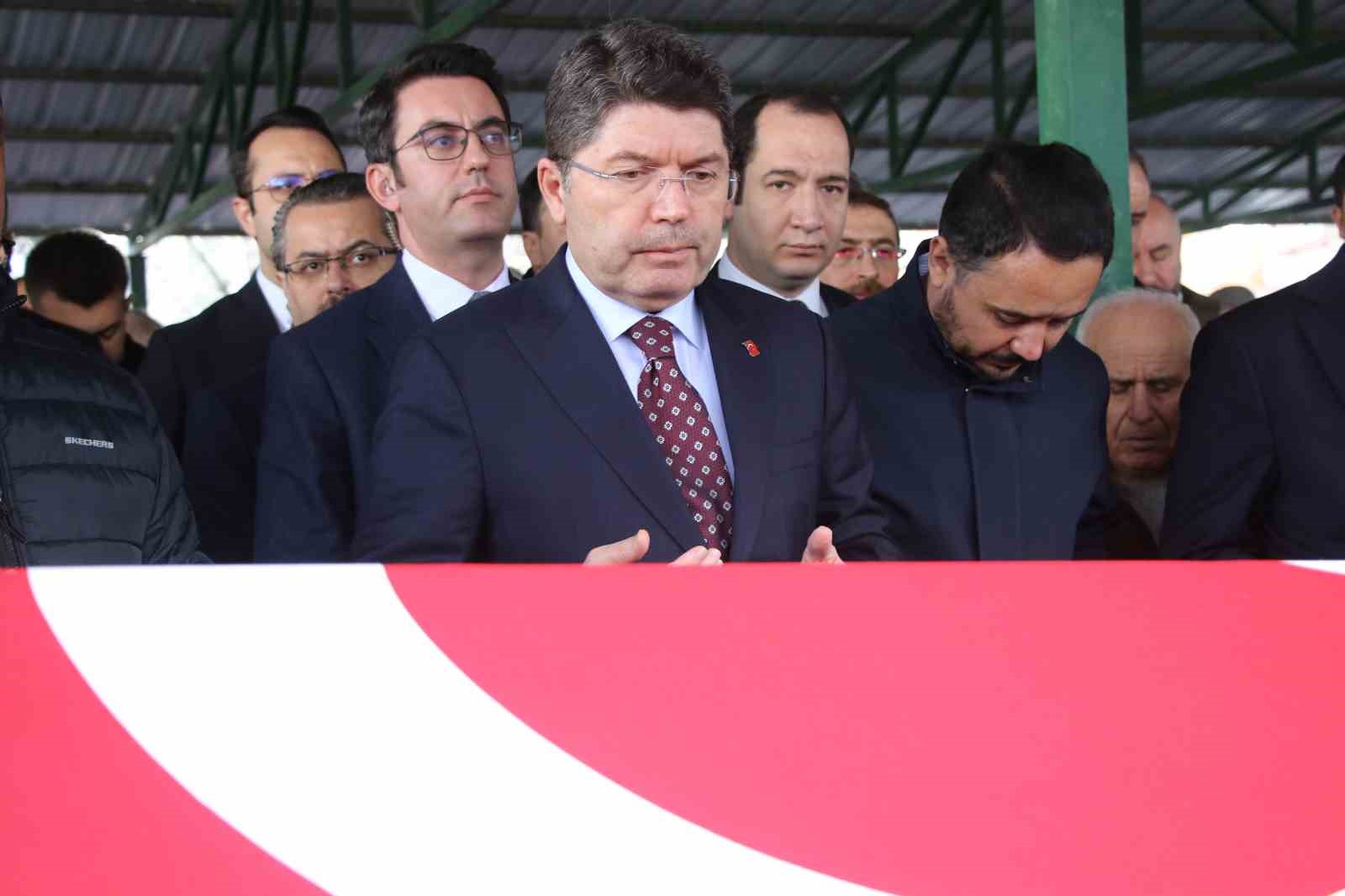AK Parti Uşak eski Milletvekili Altay son yolculuğuna uğurlandı
AK Parti Uşak eski Milletvekili Altay son yolculuğuna uğurlandı
