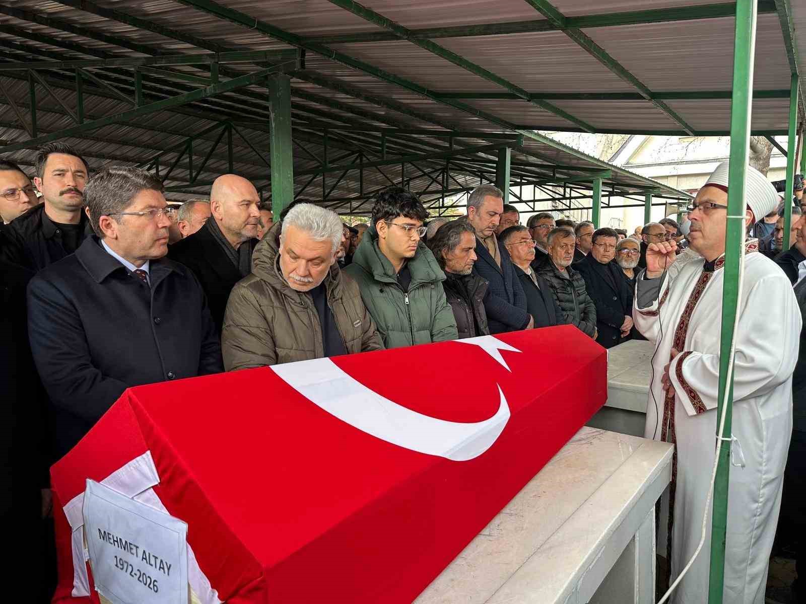 AK Parti Uşak eski Milletvekili Altay son yolculuğuna uğurlandı
AK Parti Uşak eski Milletvekili Altay son yolculuğuna uğurlandı
