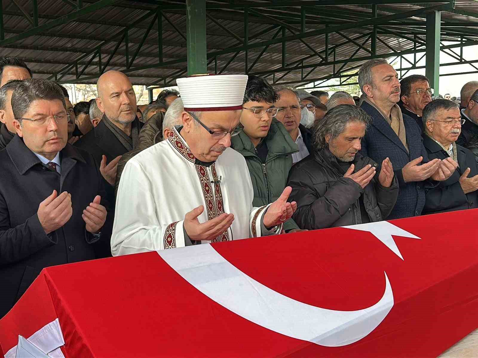 AK Parti Uşak eski Milletvekili Altay son yolculuğuna uğurlandı
AK Parti Uşak eski Milletvekili Altay son yolculuğuna uğurlandı