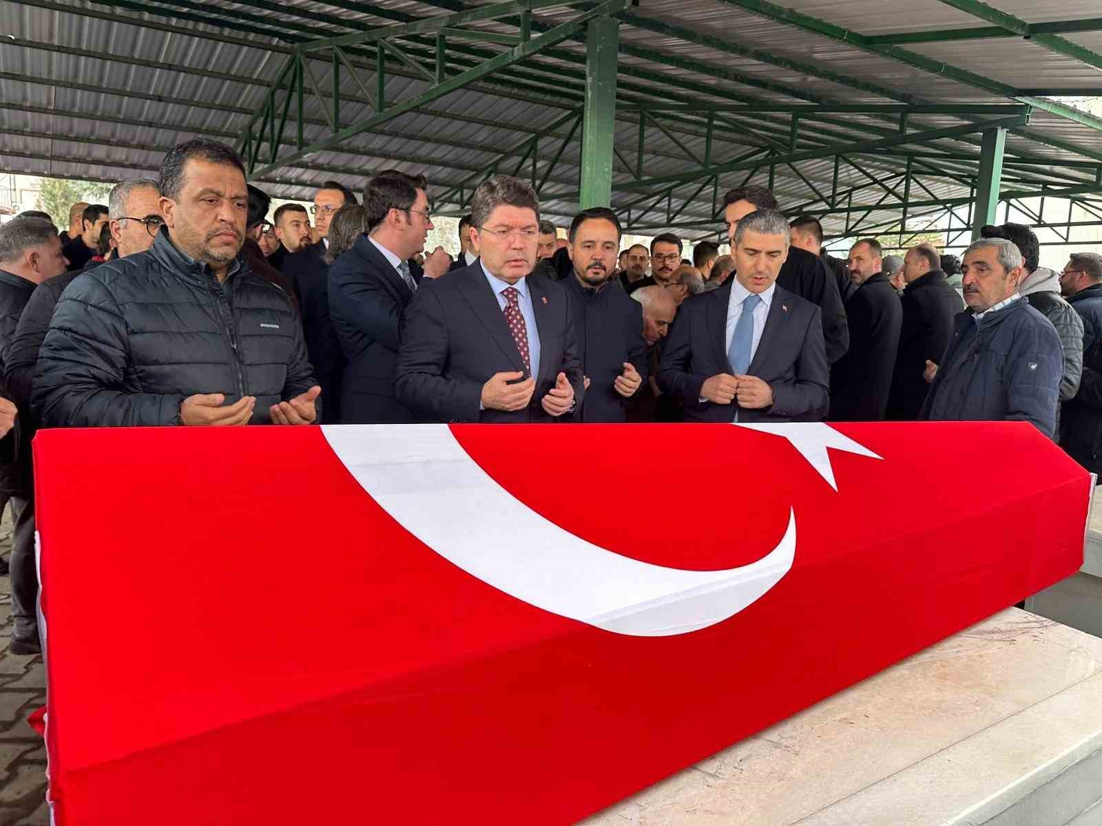 AK Parti Uşak eski Milletvekili Altay son yolculuğuna uğurlandı
AK Parti Uşak eski Milletvekili Altay son yolculuğuna uğurlandı