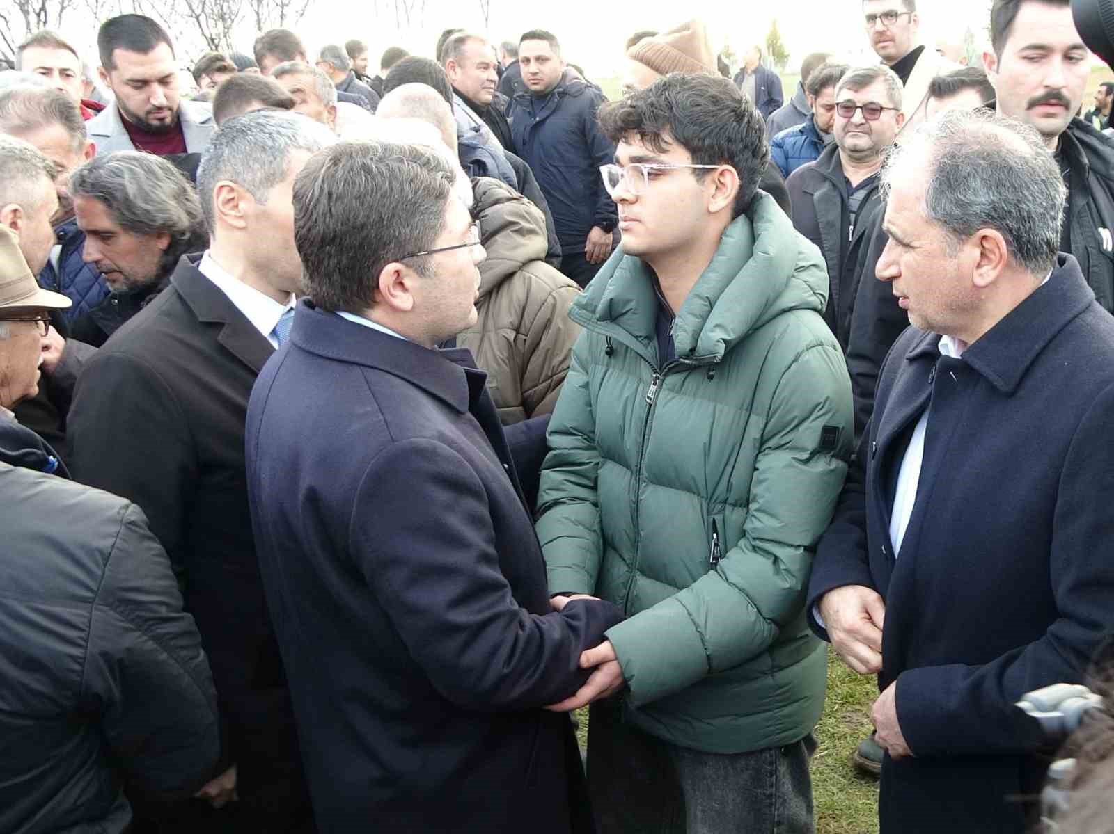 AK Parti Uşak eski Milletvekili Altay son yolculuğuna uğurlandı
AK Parti Uşak eski Milletvekili Altay son yolculuğuna uğurlandı