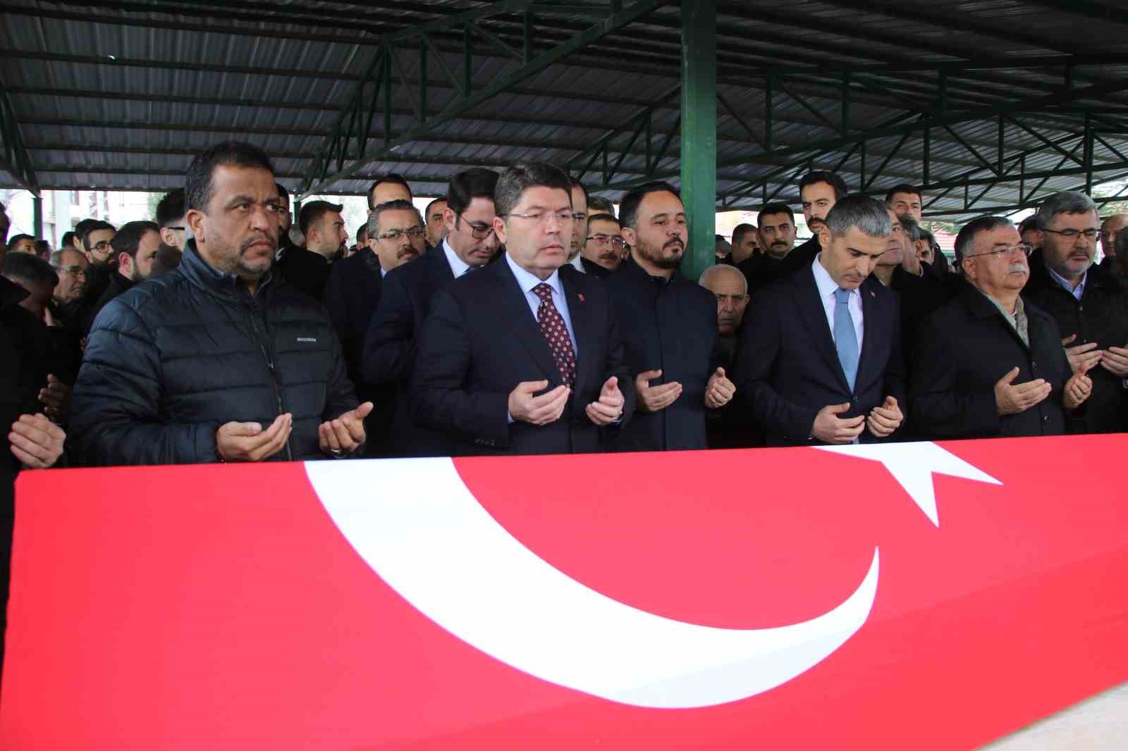AK Parti Uşak eski Milletvekili Altay son yolculuğuna uğurlandı
AK Parti Uşak eski Milletvekili Altay son yolculuğuna uğurlandı