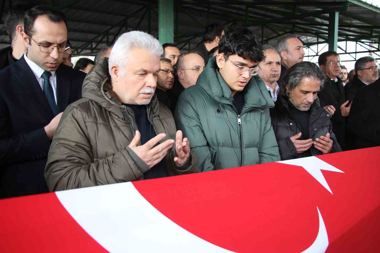 AK Parti Uşak eski Milletvekili Altay son yolculuğuna uğurlandı
AK Parti Uşak eski Milletvekili Altay son yolculuğuna uğurlandı