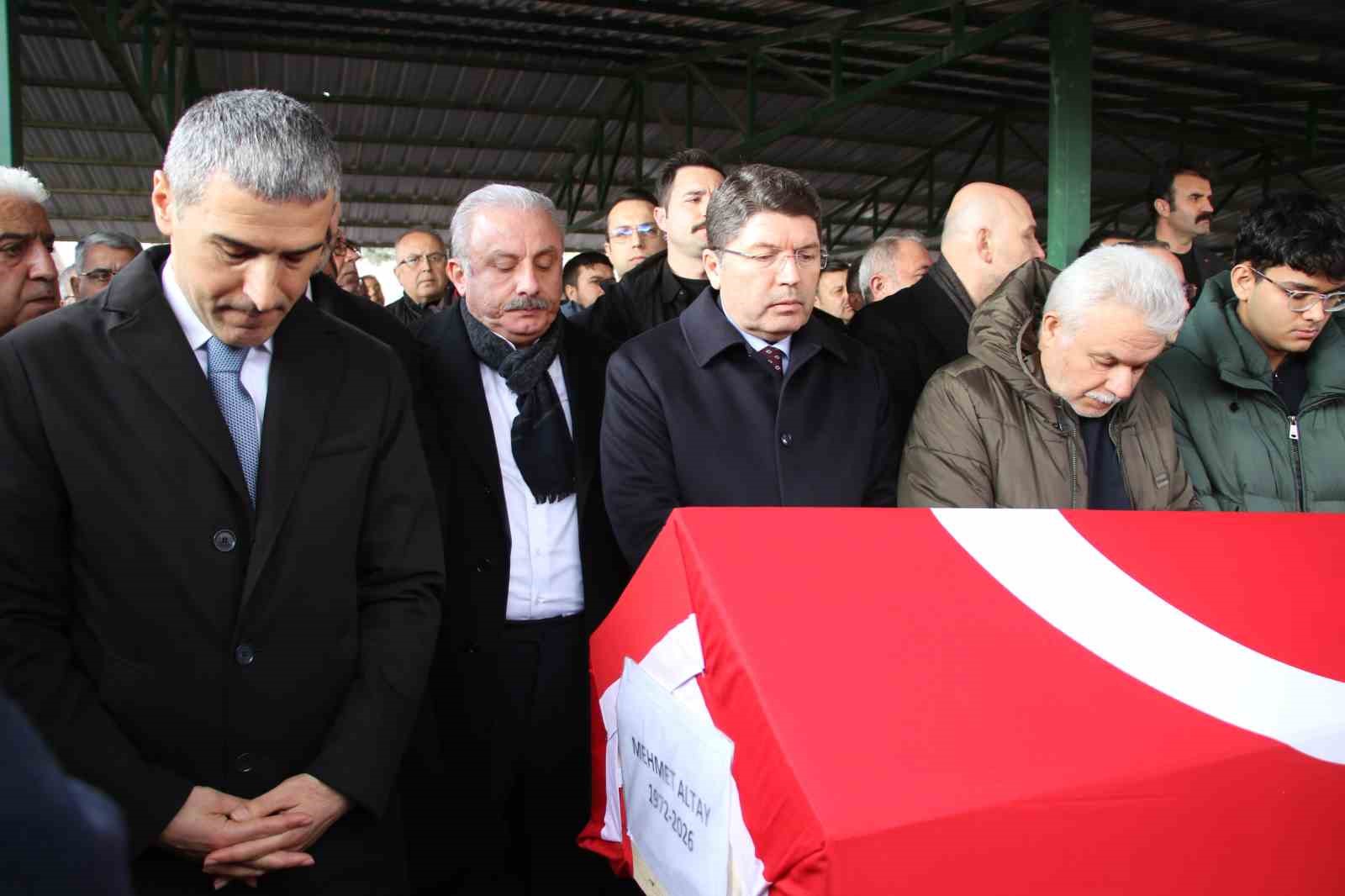 AK Parti Uşak eski Milletvekili Altay son yolculuğuna uğurlandı
AK Parti Uşak eski Milletvekili Altay son yolculuğuna uğurlandı