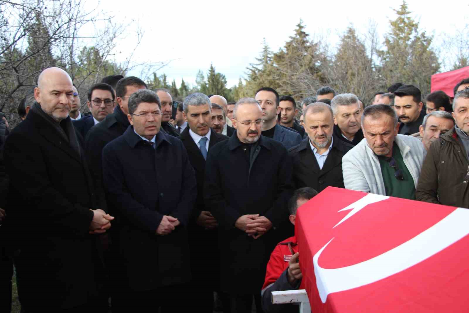 AK Parti Uşak eski Milletvekili Altay son yolculuğuna uğurlandı
AK Parti Uşak eski Milletvekili Altay son yolculuğuna uğurlandı