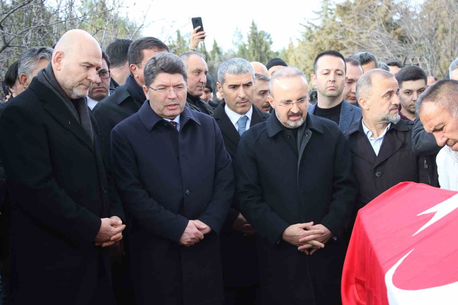 AK Parti Uşak eski Milletvekili Altay son yolculuğuna uğurlandı
AK Parti Uşak eski Milletvekili Altay son yolculuğuna uğurlandı