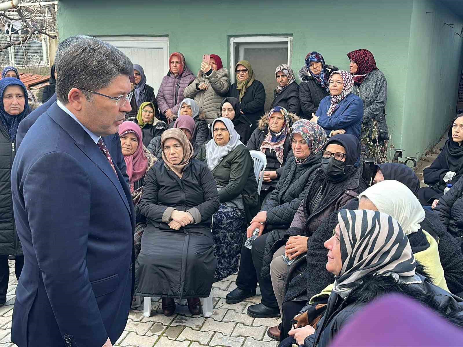 AK Parti Uşak eski Milletvekili Altay son yolculuğuna uğurlandı
AK Parti Uşak eski Milletvekili Altay son yolculuğuna uğurlandı