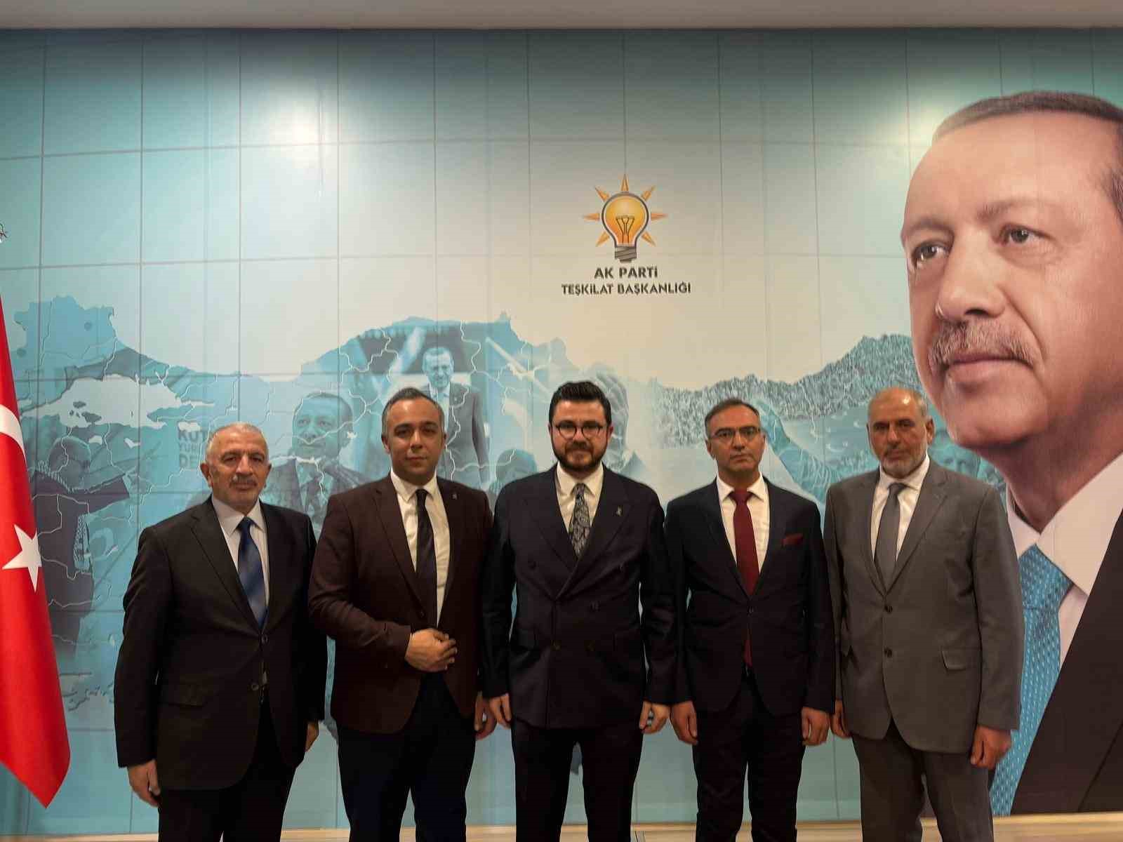 AK Parti’de 3 yeni ilçe başkanı görevi devraldı
