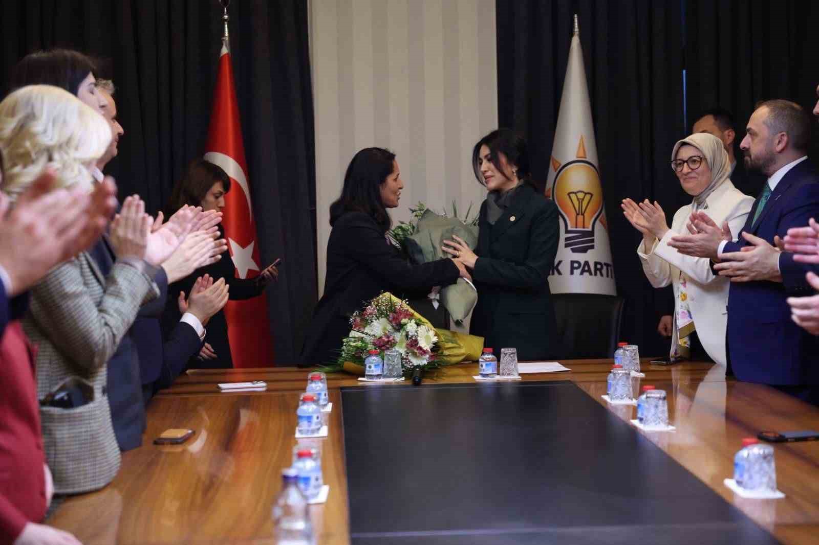 AK Parti’de devir teslim: Nilhan Ayan göreve başladı
AK Parti’de devir teslim: Nilhan Ayan göreve başladı