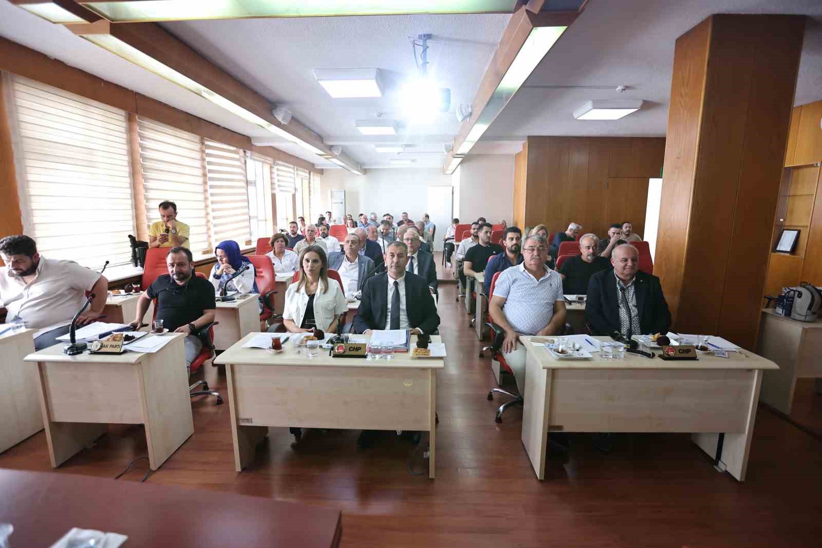 AK Parti’den açılış öncesi CHP lideri Özel’e çağrı
