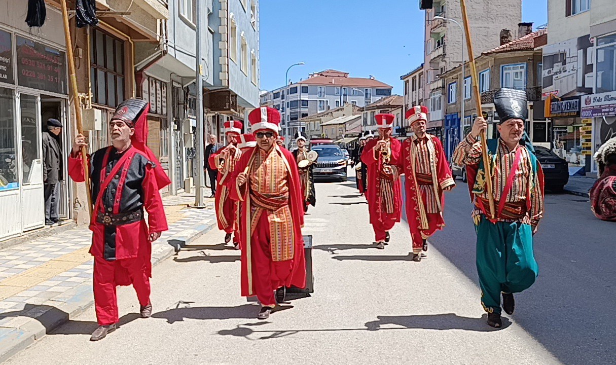 AK Parti’li belediyeden CHP’li vekillere mehterli gönderme
