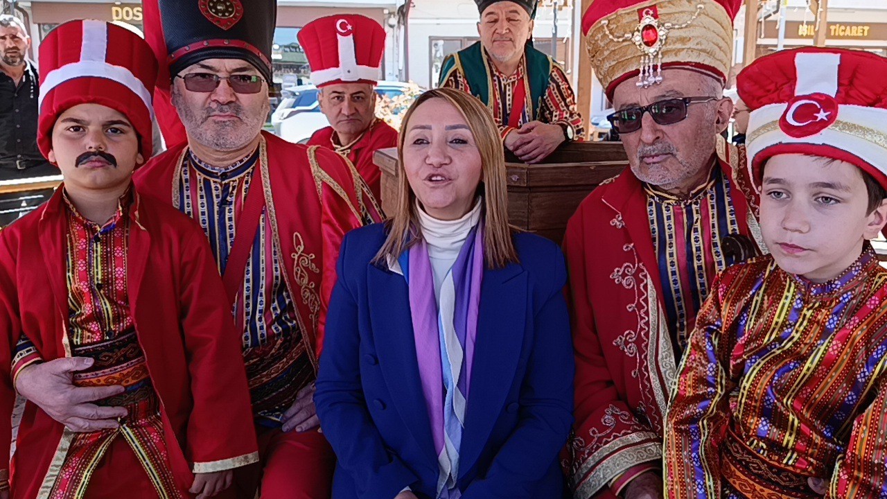 AK Parti’li belediyeden CHP’li vekillere mehterli gönderme
