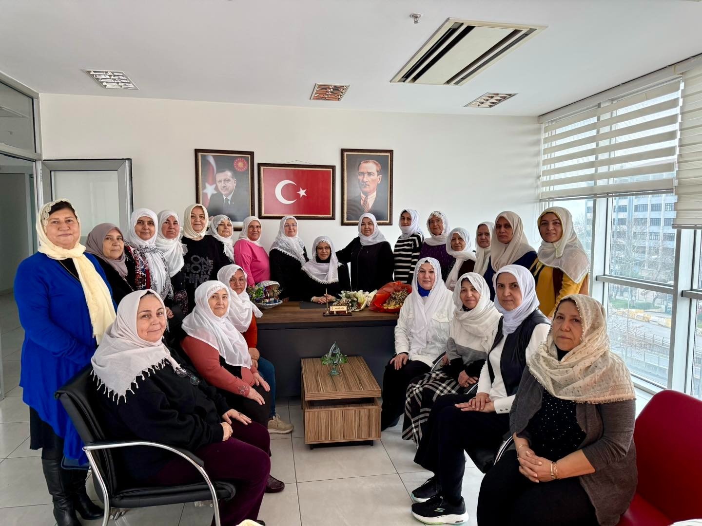 AK Partili kadınlardan Başkan Zeynep Güneş’e şalvarlı destek
