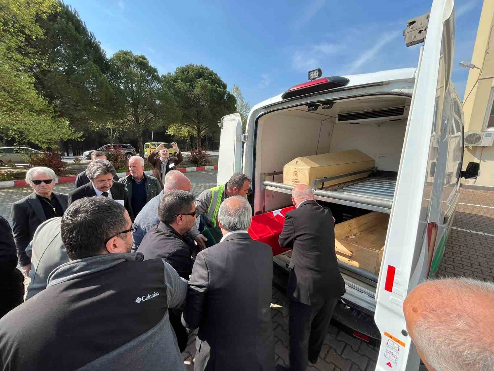 Akademisyen Doğan Yavaş, fakültesi önünden dualarla uğurlandı
