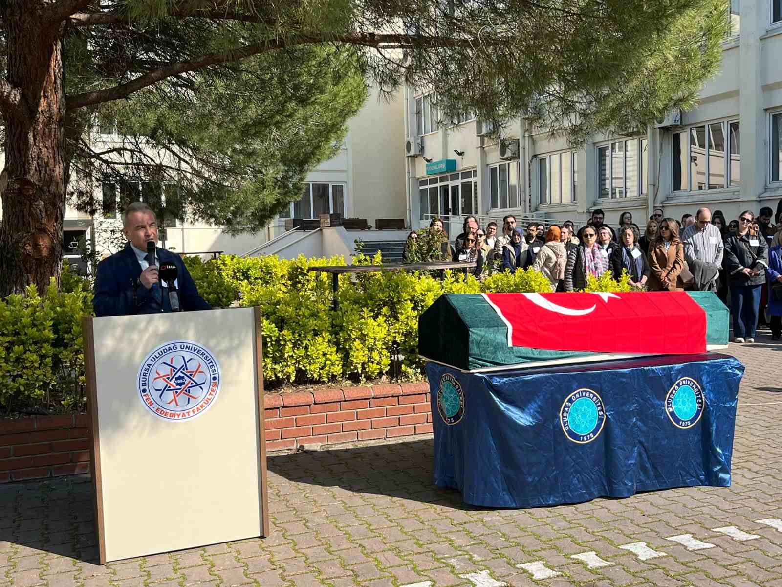 Akademisyen Doğan Yavaş, fakültesi önünden dualarla uğurlandı
